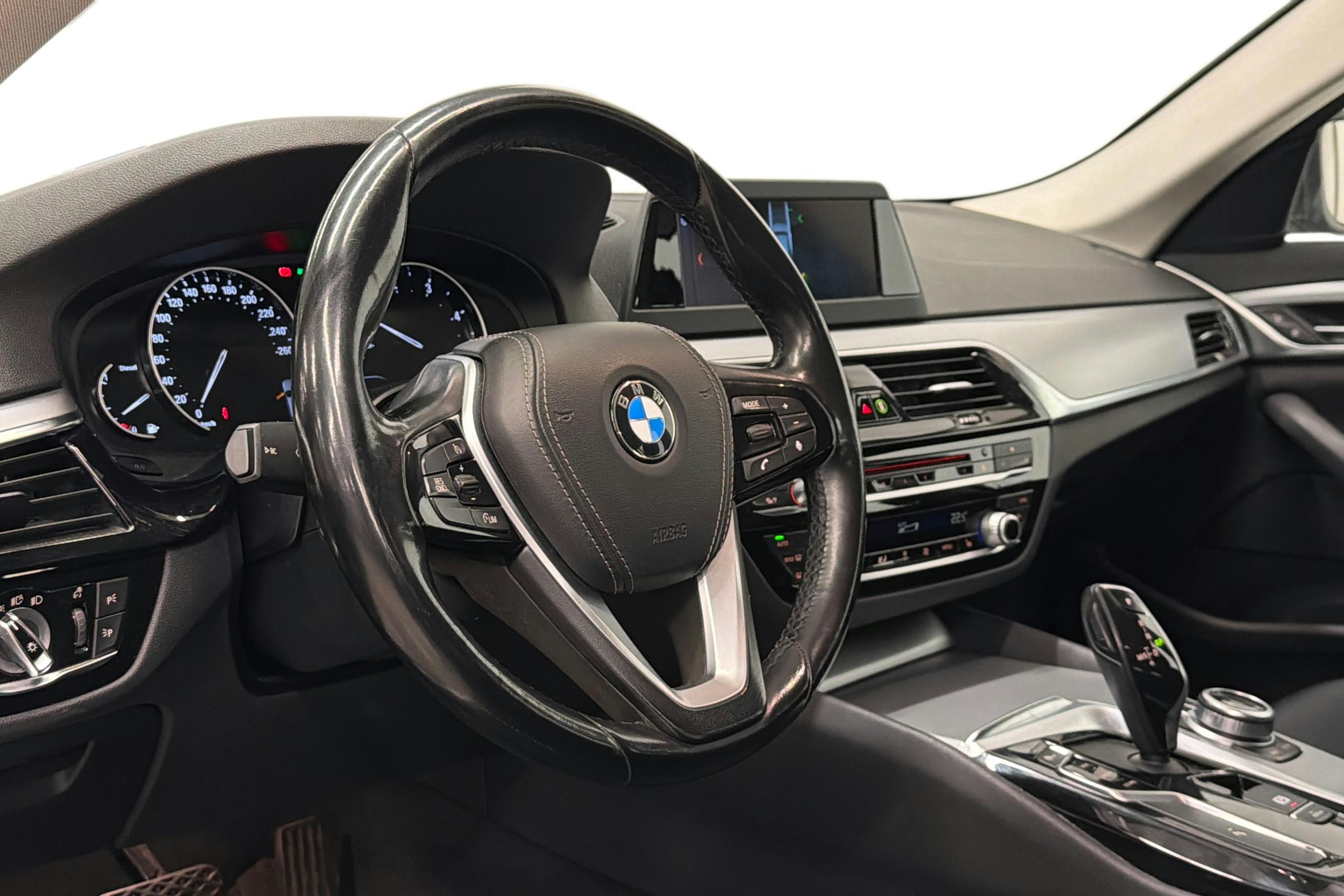Harmaa BMW 520 2018 kuva 7.