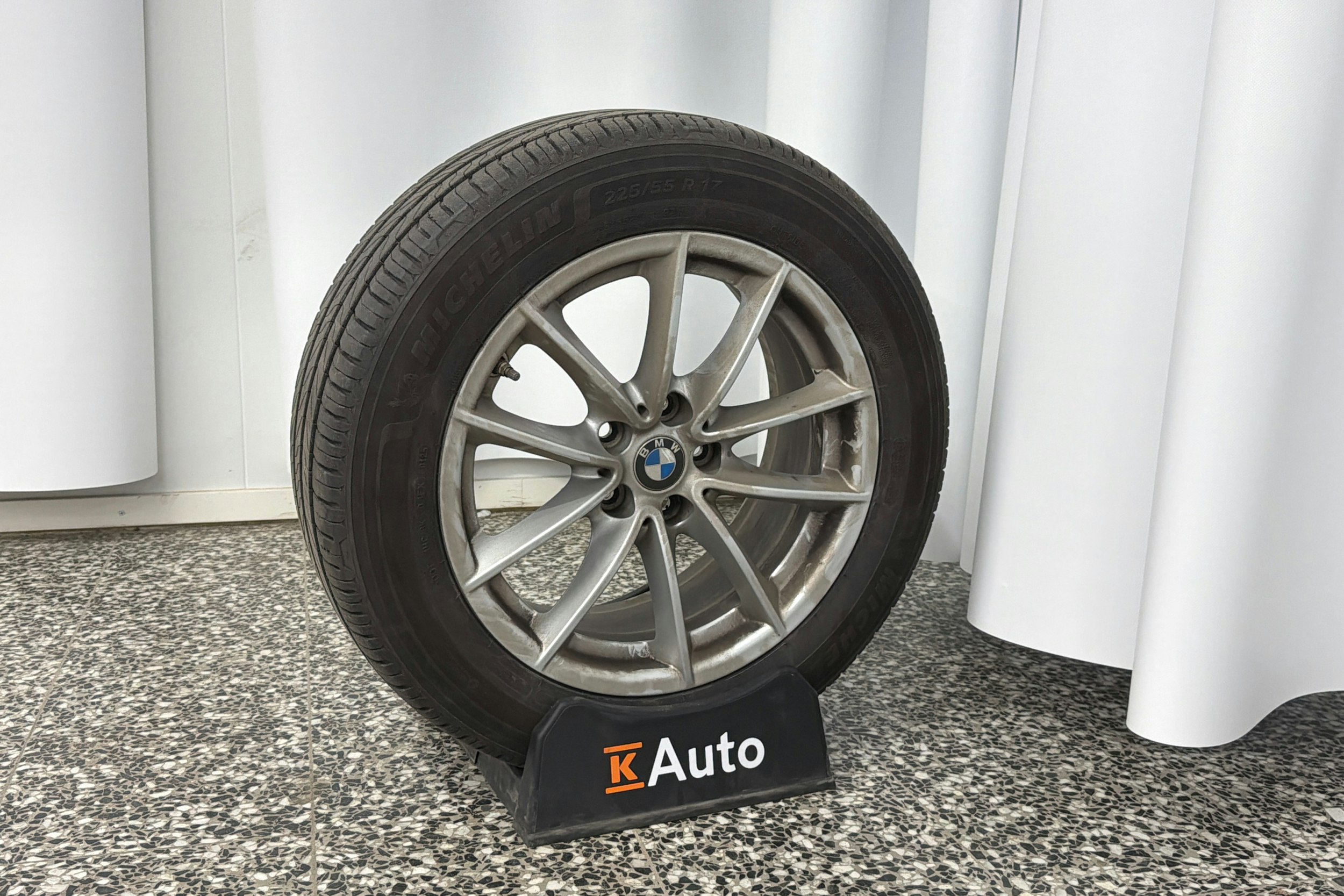 Harmaa BMW 520 2018 kuva 13.