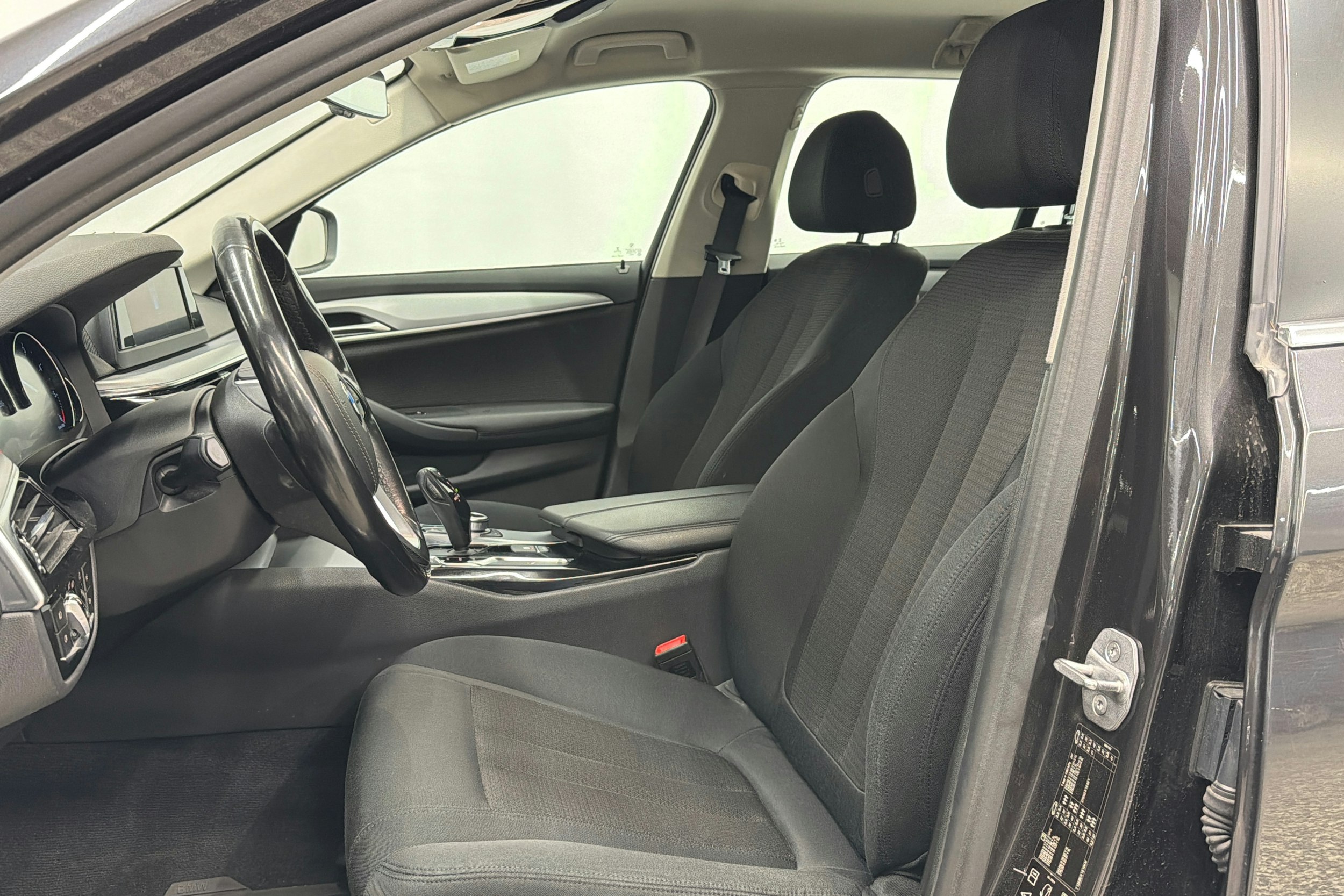 Harmaa BMW 520 2018 kuva 16.