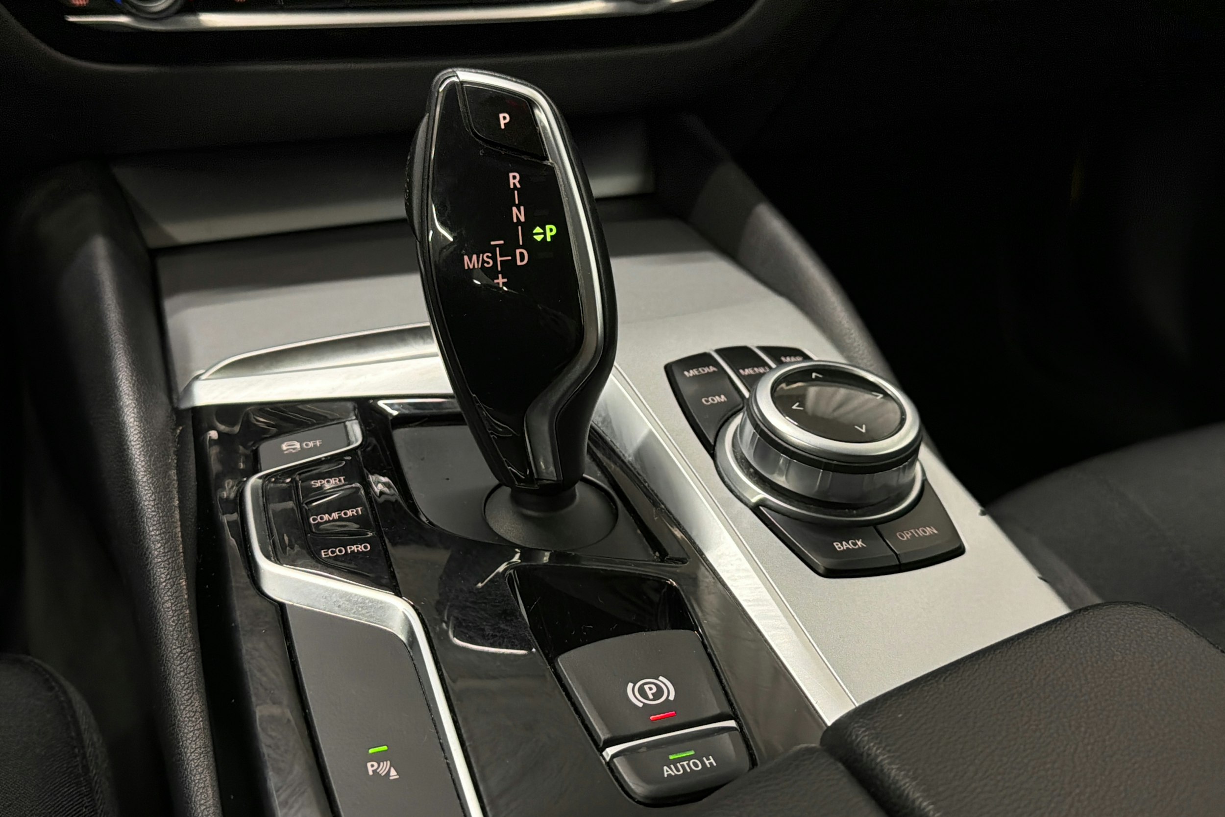 Harmaa BMW 520 2018 kuva 19.