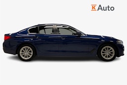 Sininen BMW 520 2018 kuva 5.