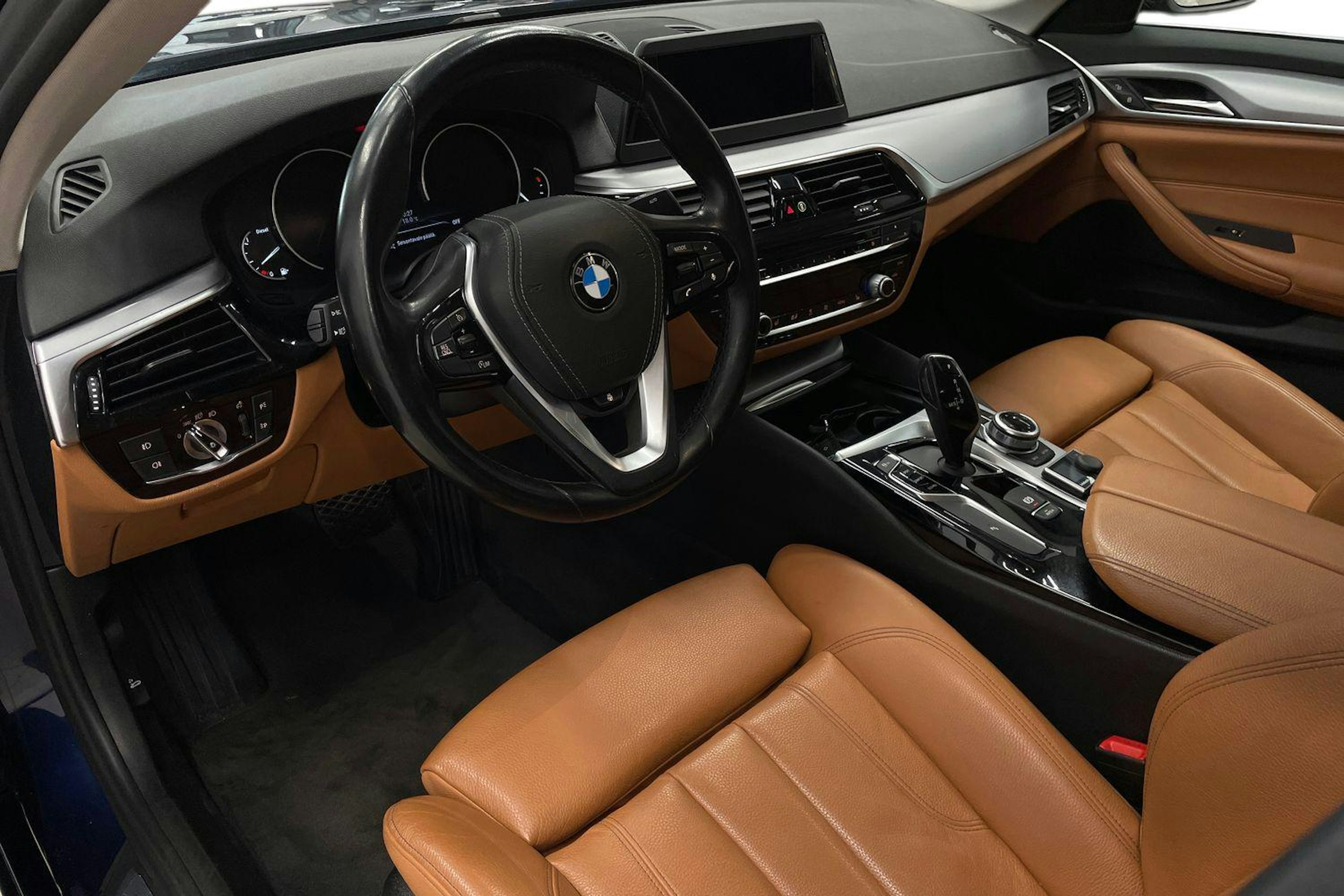 Sininen BMW 520 2018 kuva 6.