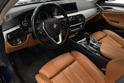 Sininen BMW 520 2018 kuva 6.