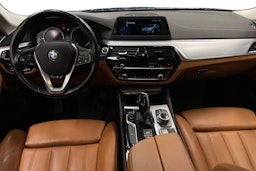 Sininen BMW 520 2018 kuva 7.