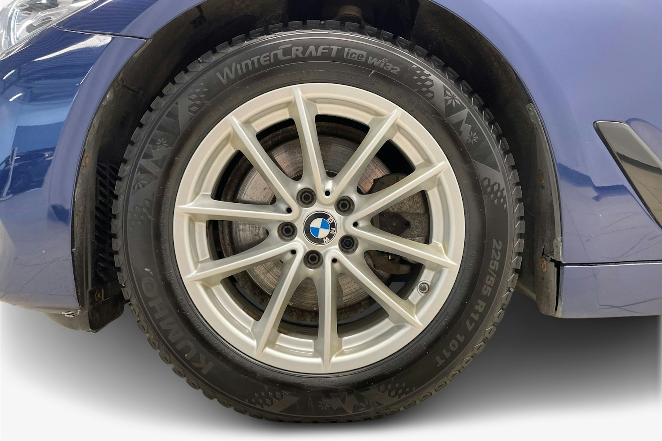 Sininen BMW 520 2018 kuva 9.