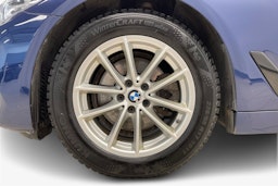 Sininen BMW 520 2018 kuva 9.