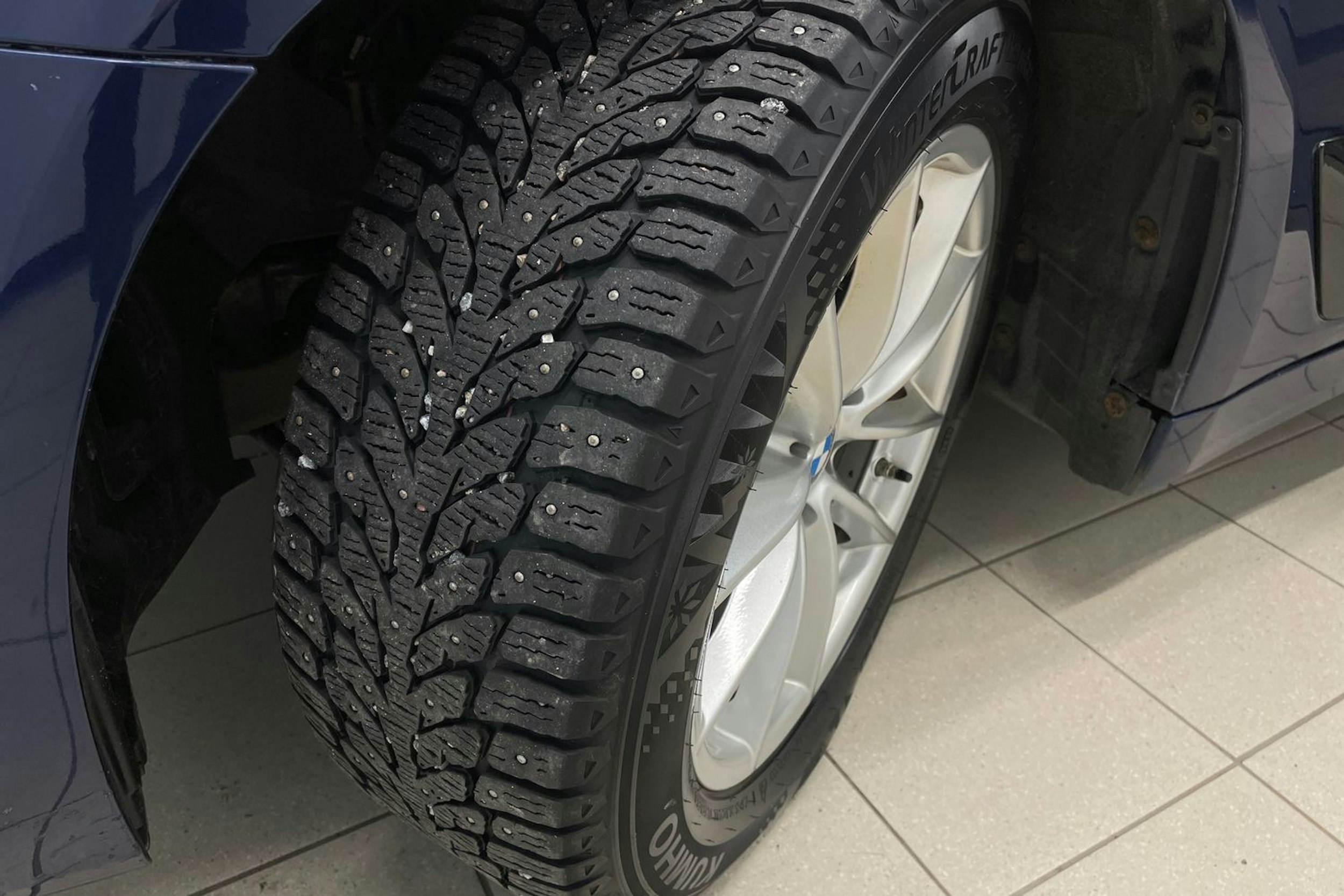 Sininen BMW 520 2018 kuva 10.