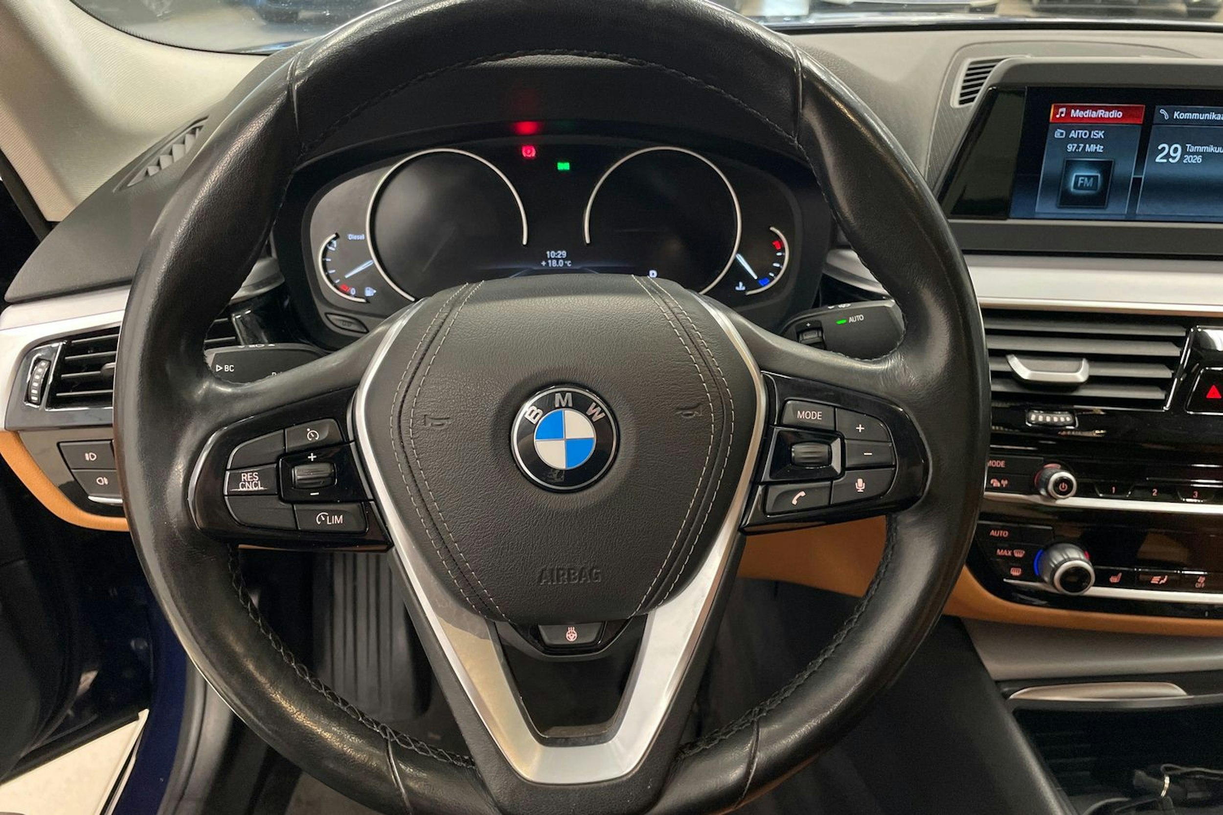 Sininen BMW 520 2018 kuva 13.