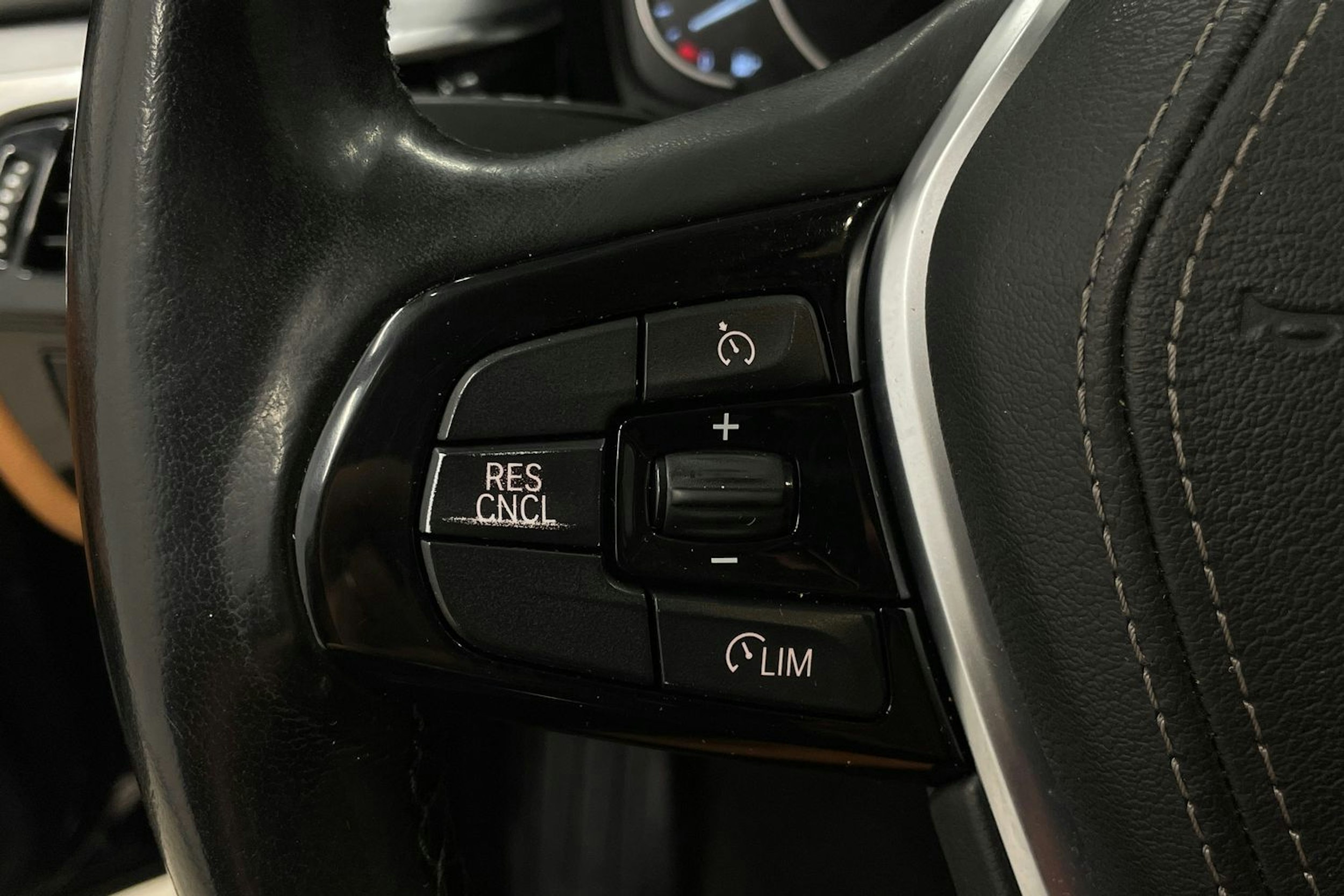 Sininen BMW 520 2018 kuva 14.