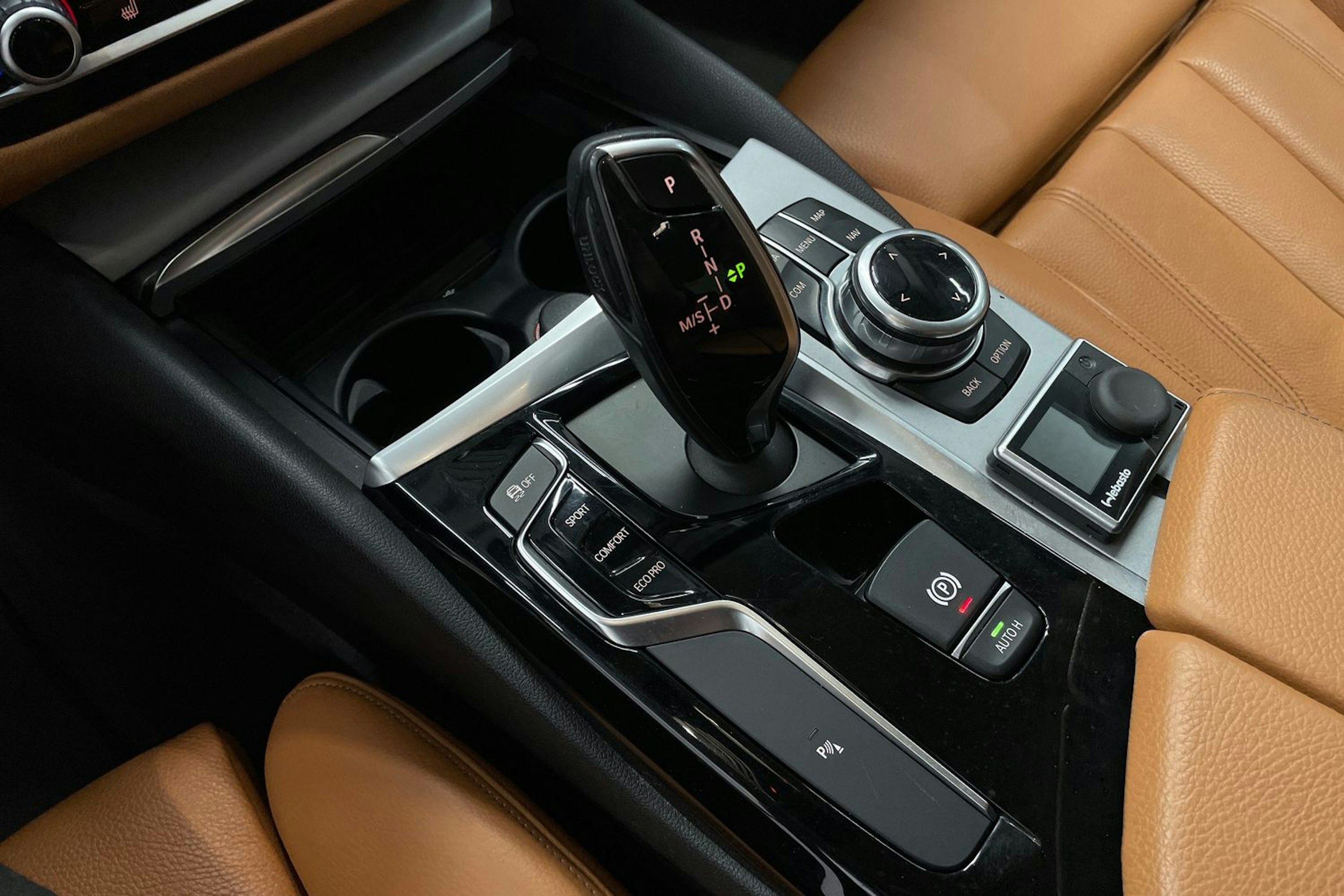 Sininen BMW 520 2018 kuva 16.