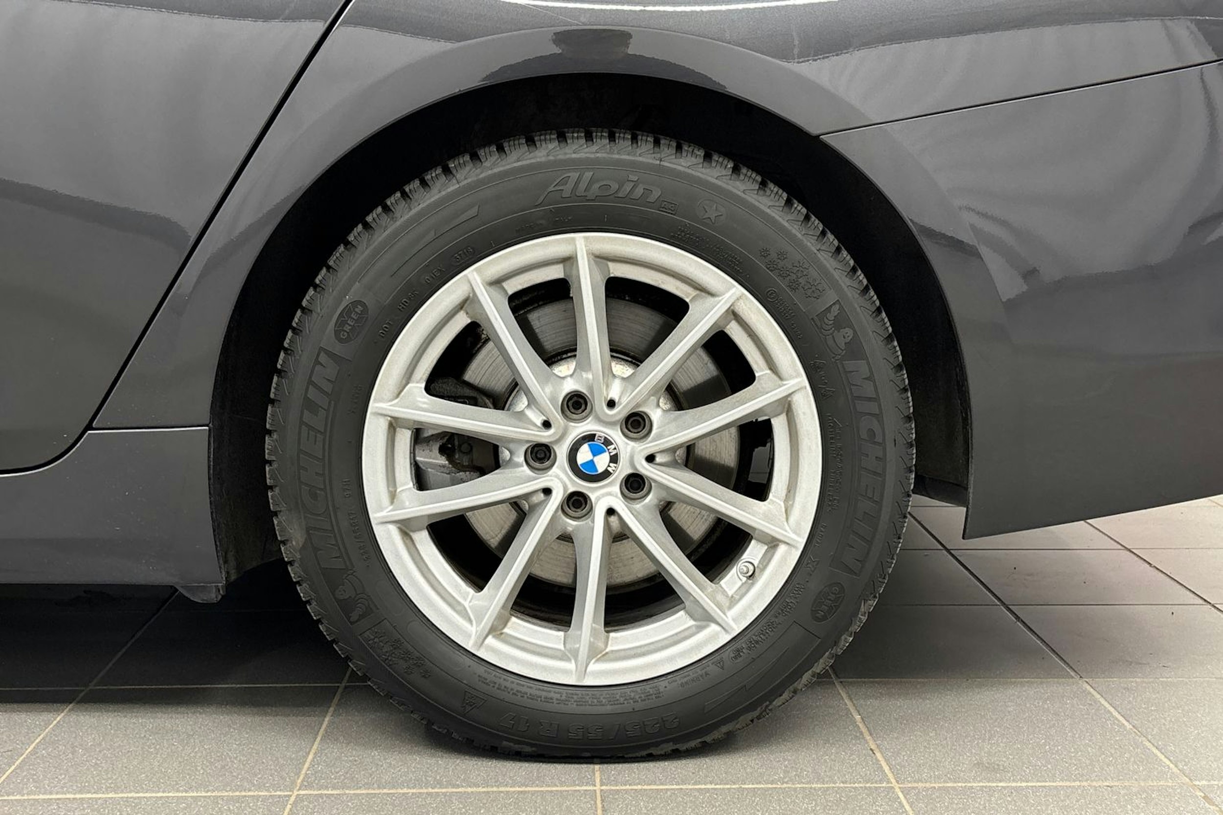 harmaa BMW 520 2018 kuva 13.