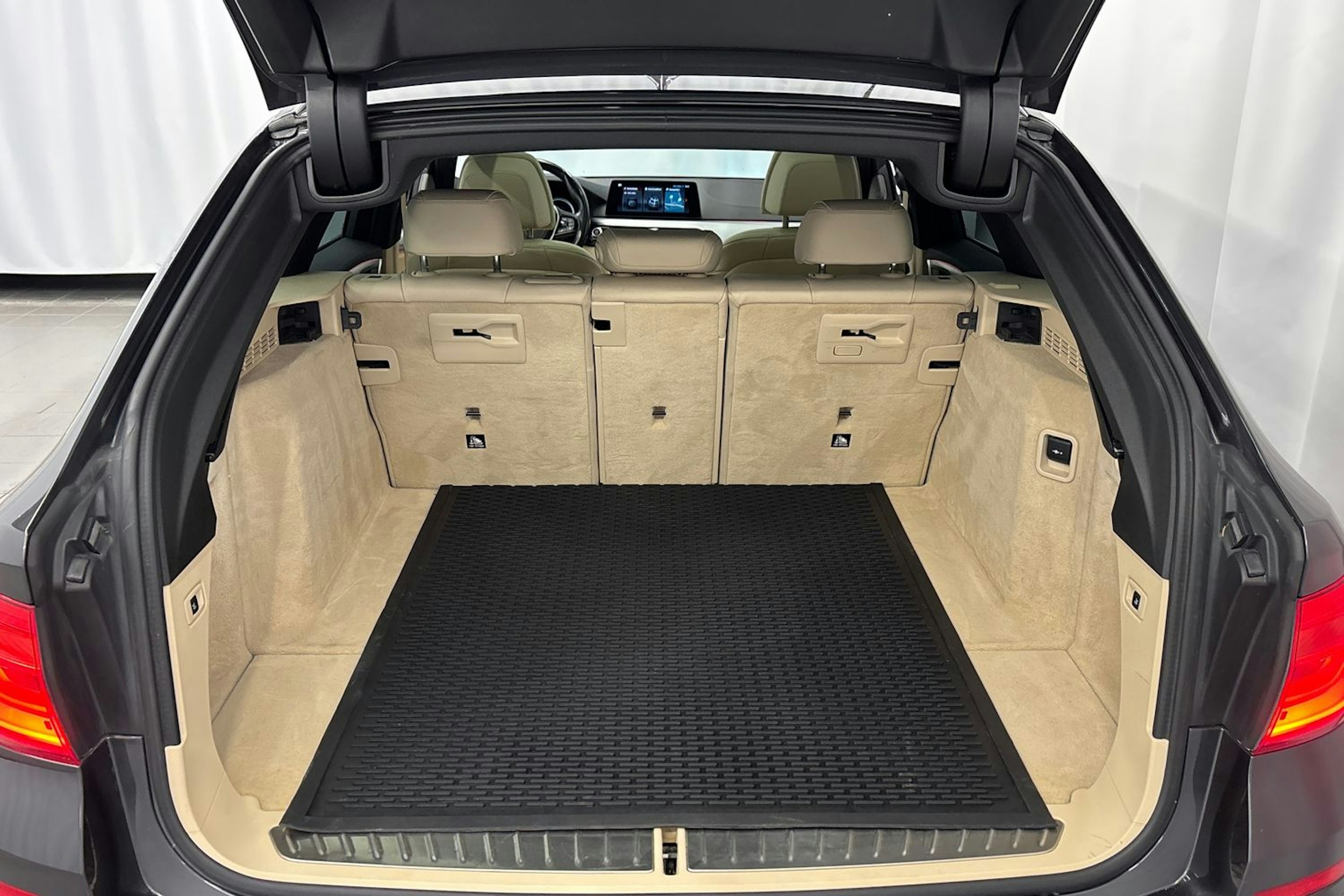 harmaa BMW 520 2018 kuva 15.