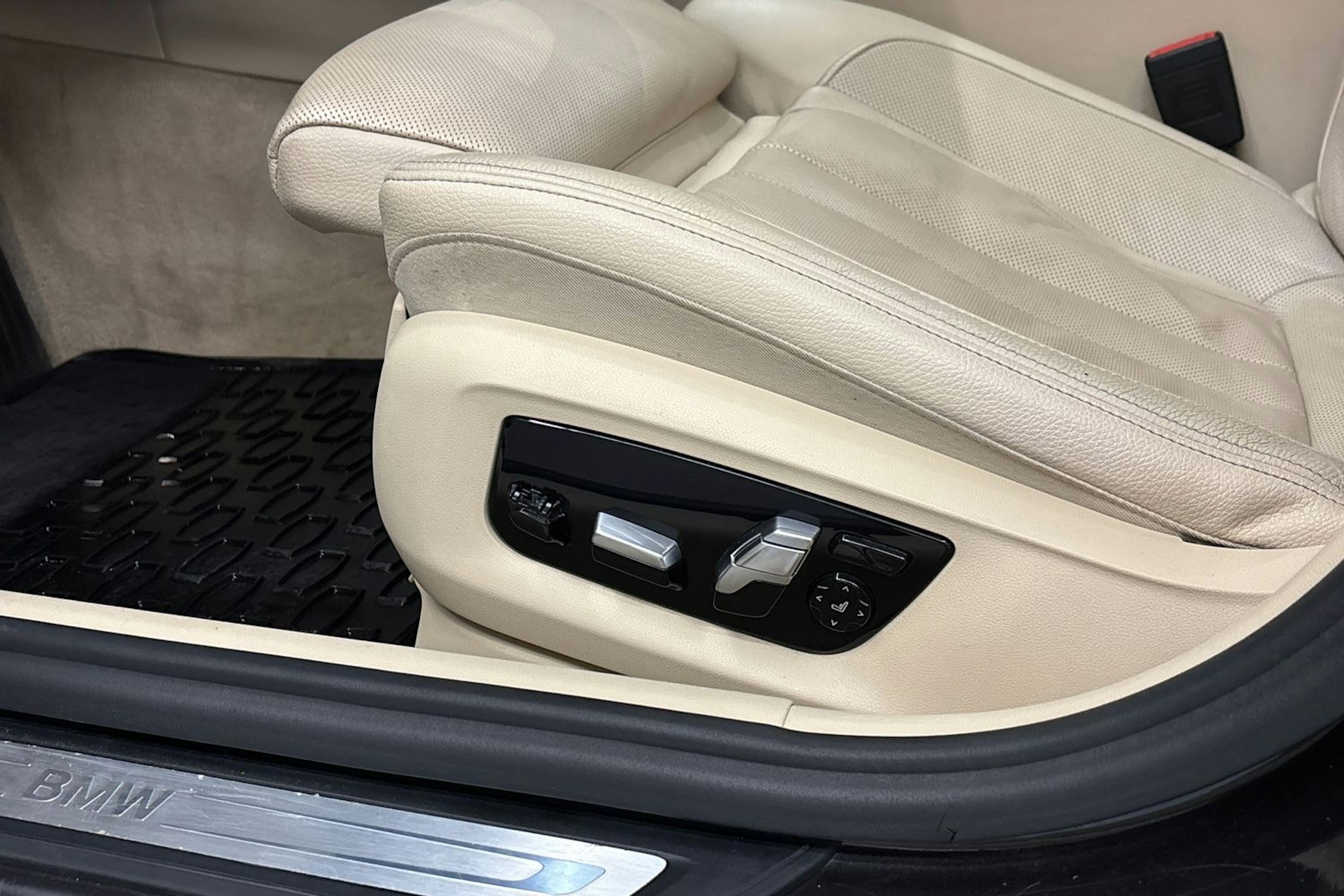 harmaa BMW 520 2018 kuva 19.
