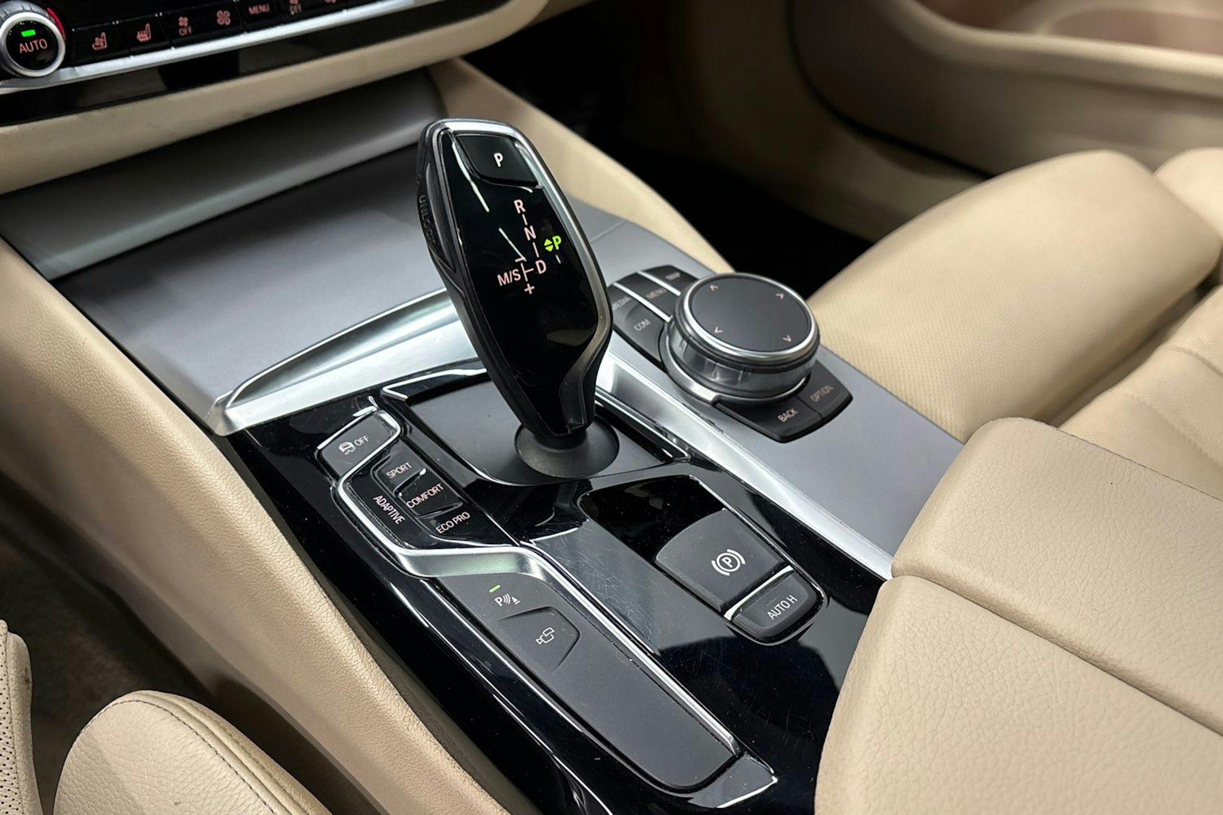 harmaa BMW 520 2018 kuva 27.