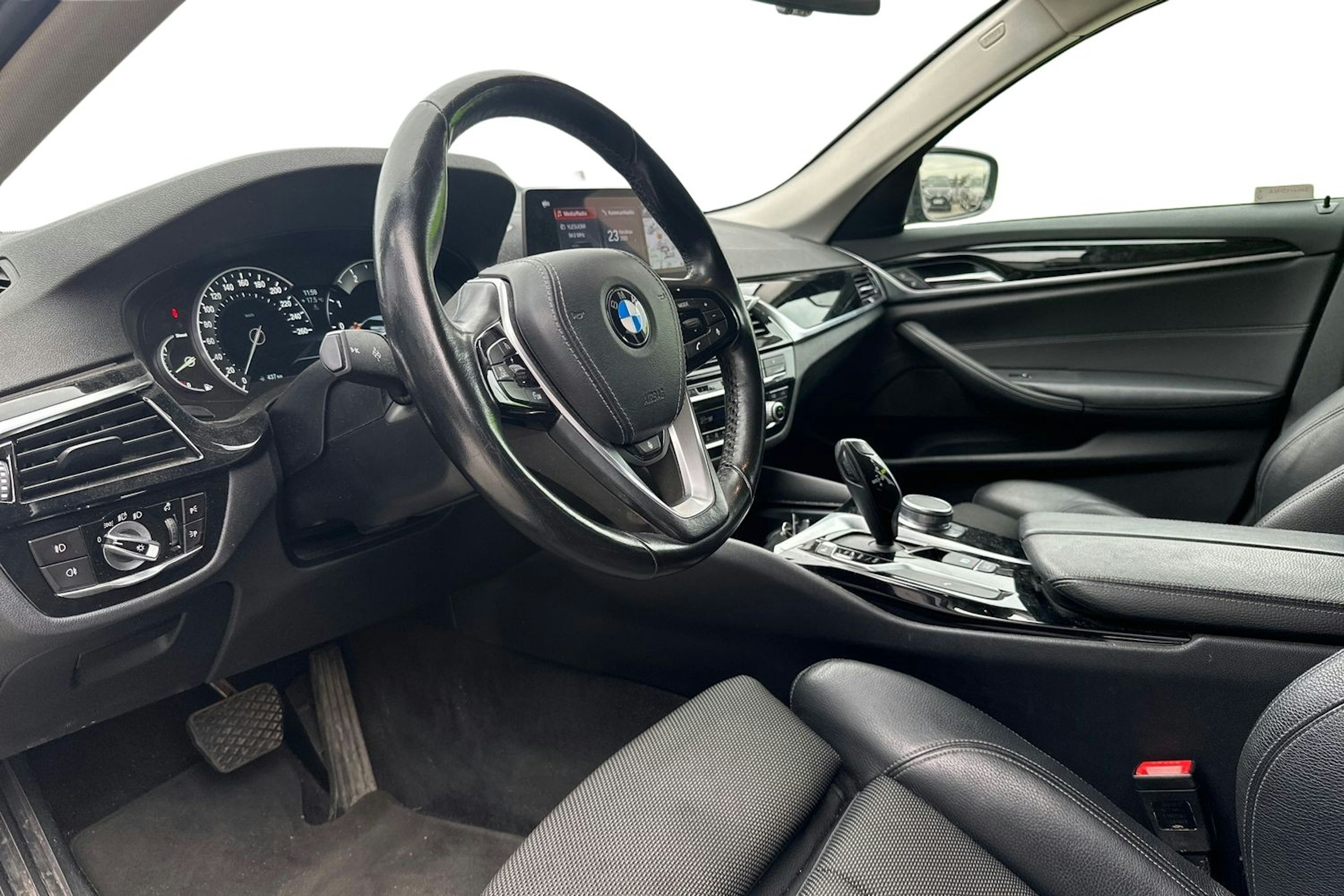 harmaa BMW 520 2018 kuva 3.