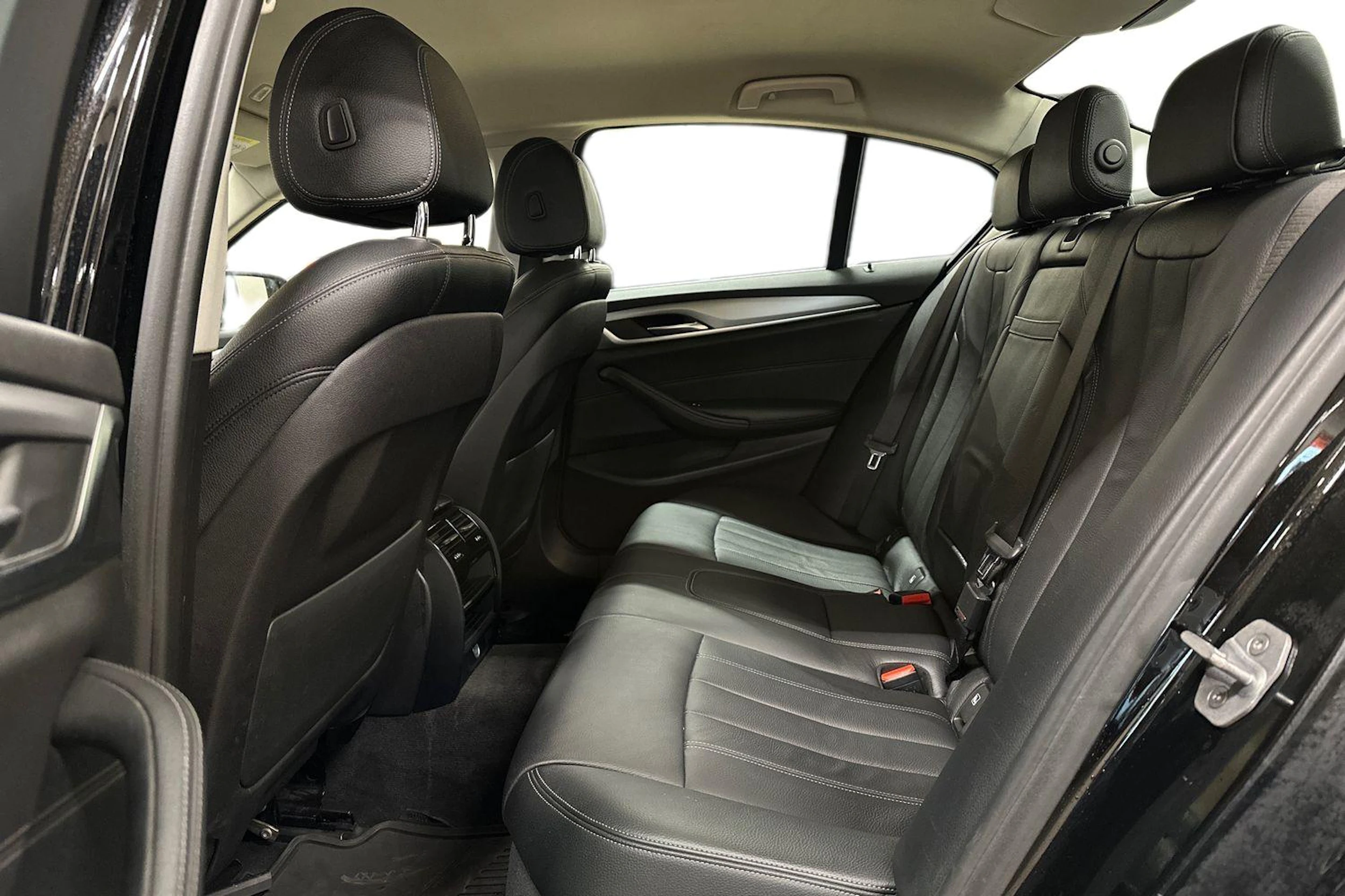 musta BMW 520 2018 kuva 8.