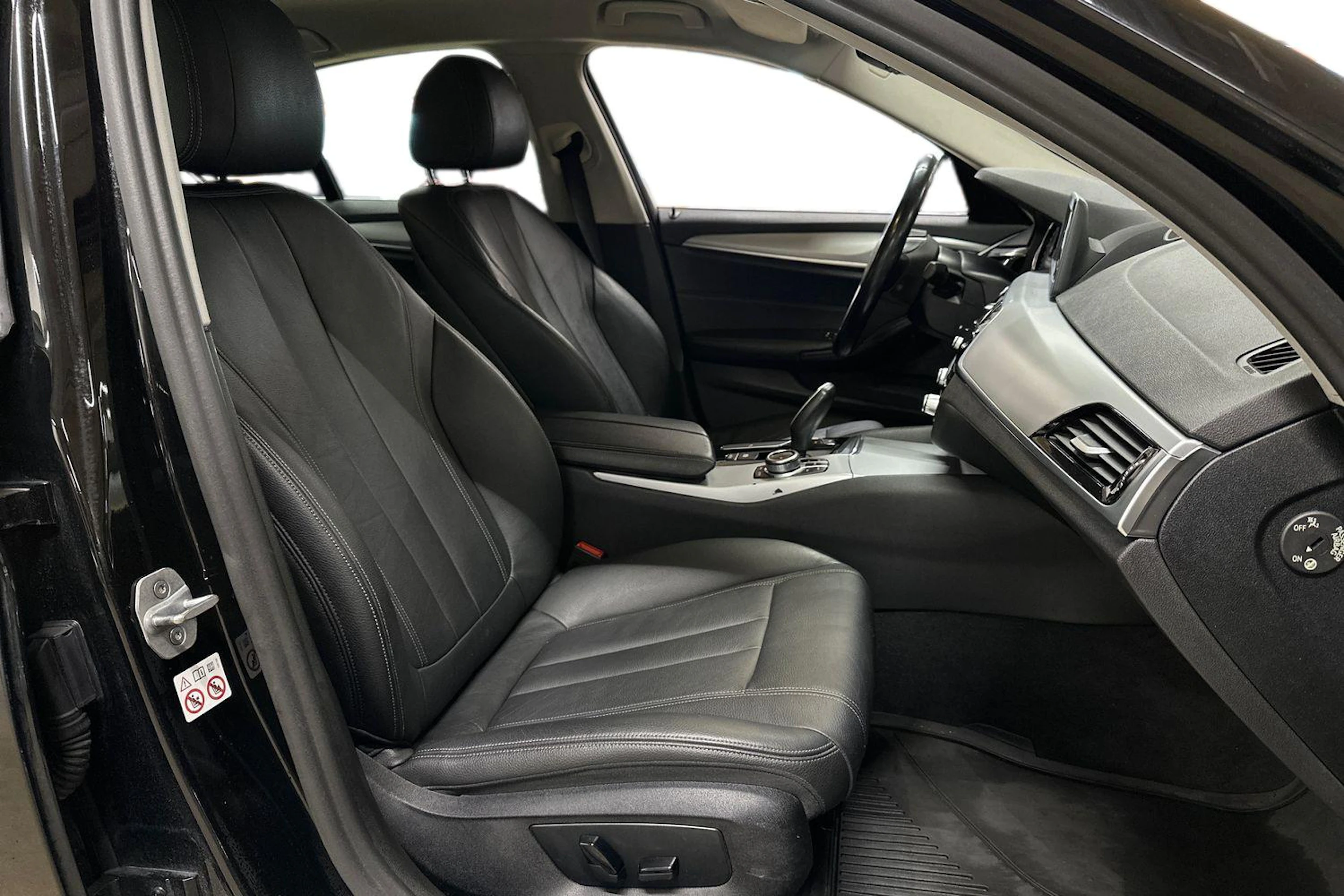 musta BMW 520 2018 kuva 9.