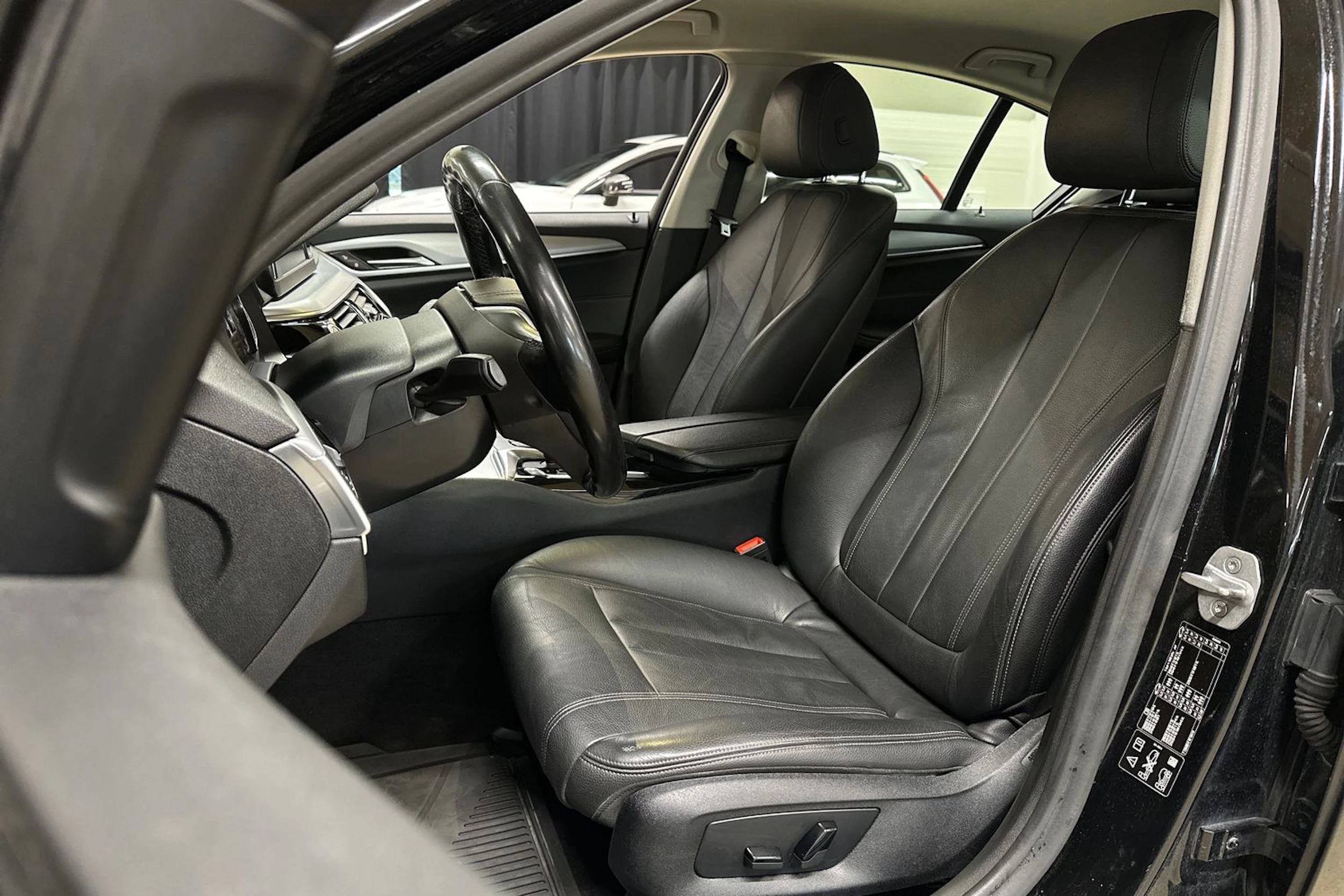 musta BMW 520 2018 kuva 11.