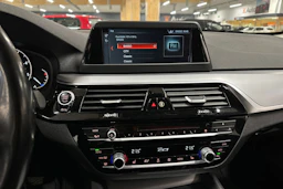 musta BMW 520 2018 kuva 15.