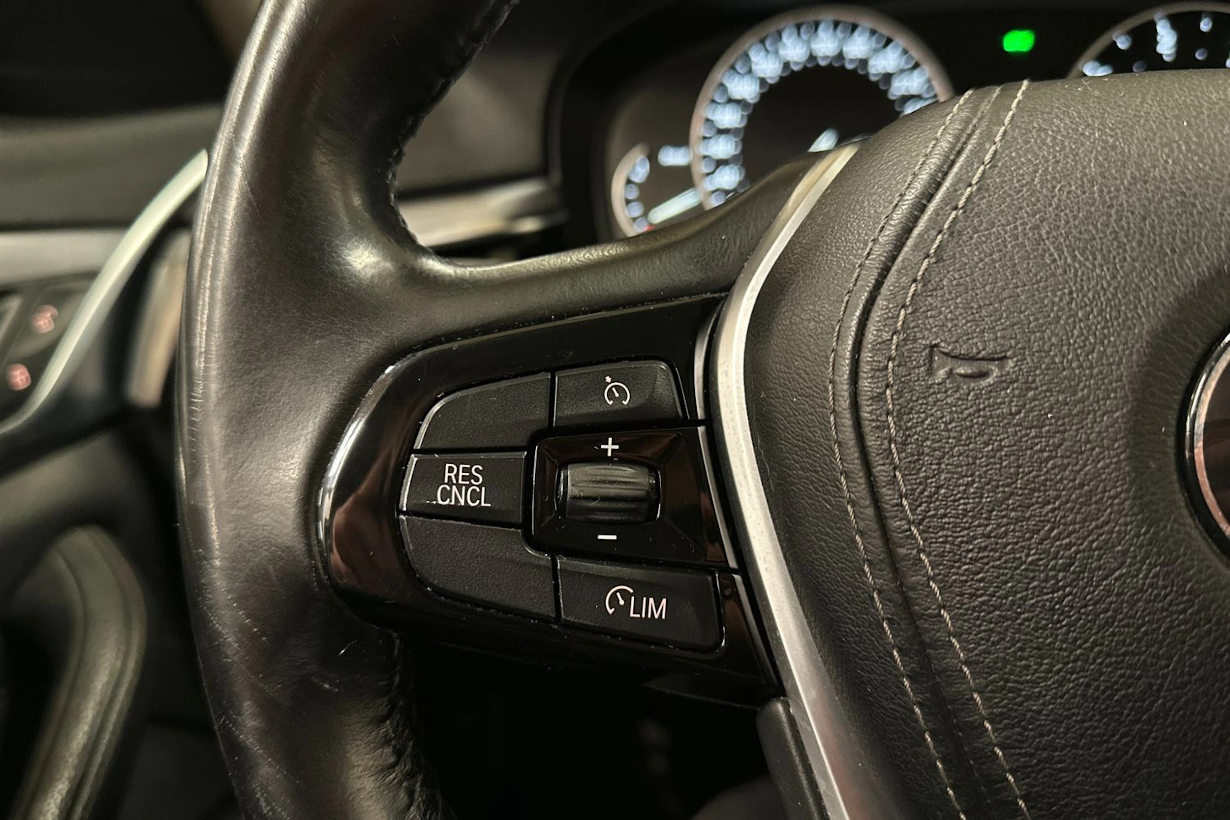 musta BMW 520 2018 kuva 18.