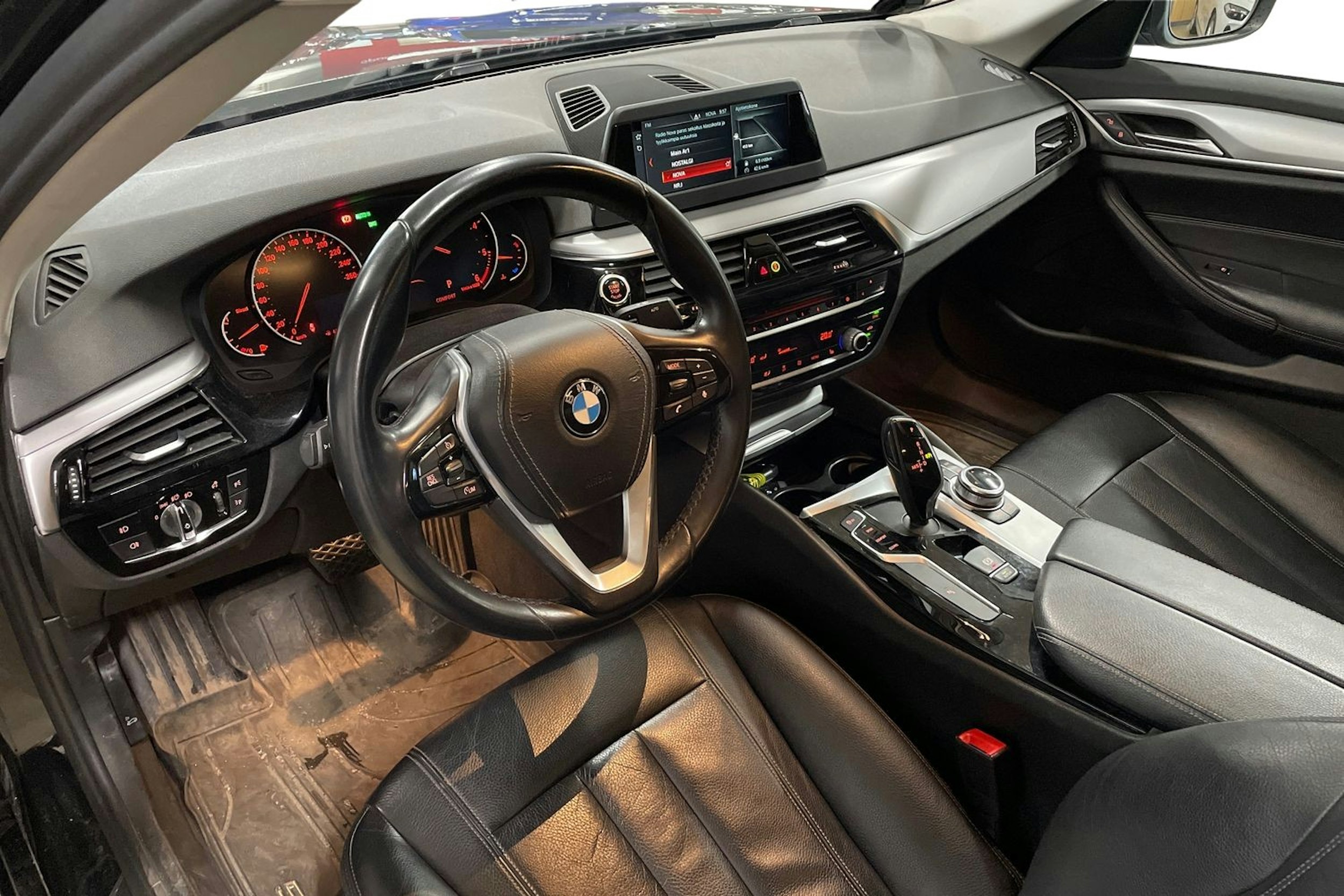 Musta BMW 520 2018 kuva 3.