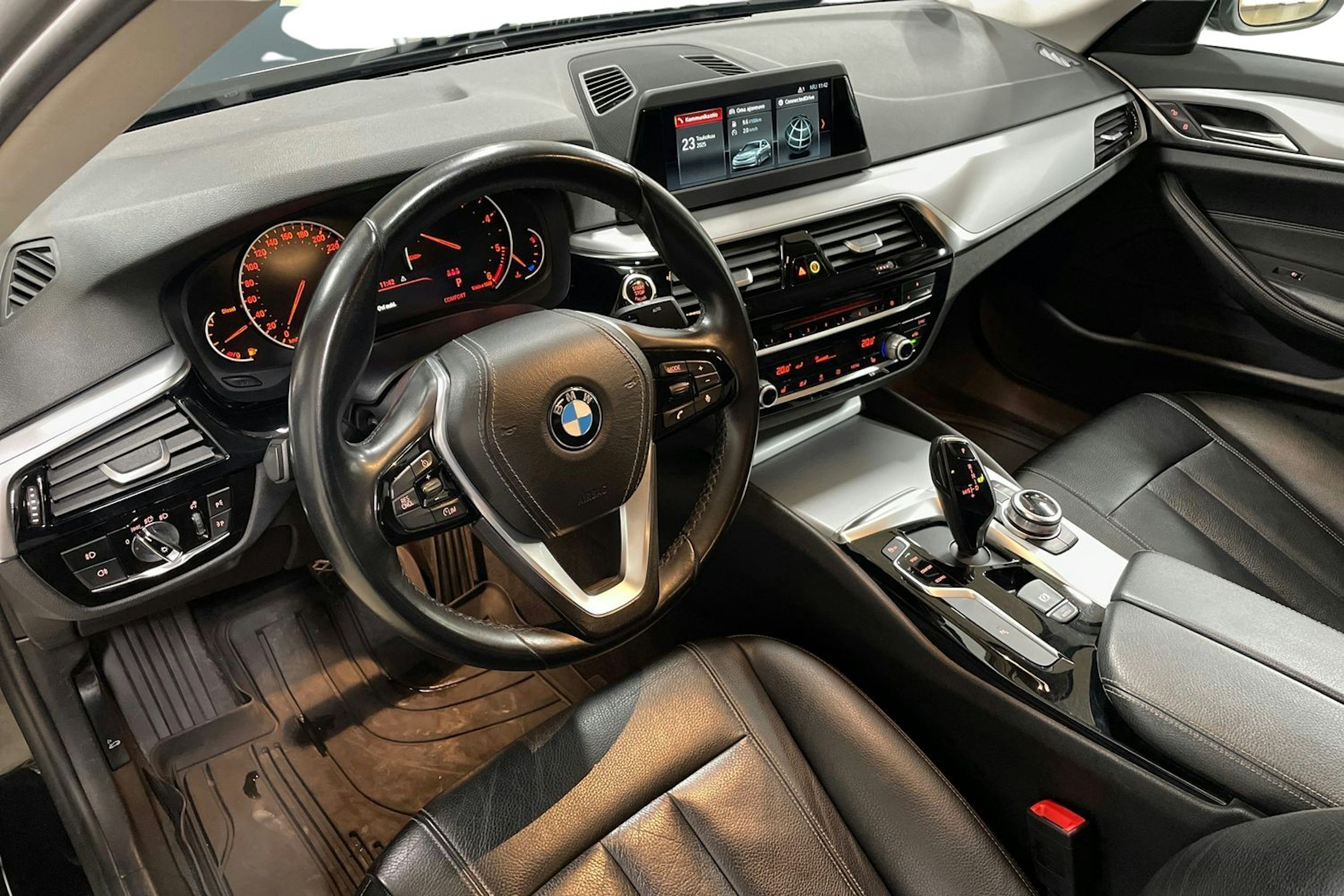 Musta BMW 520 2018 kuva 7.