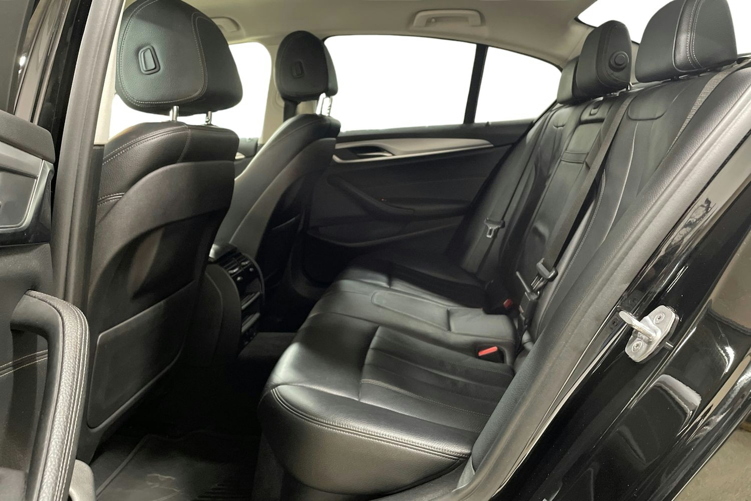 Musta BMW 520 2018 kuva 10.