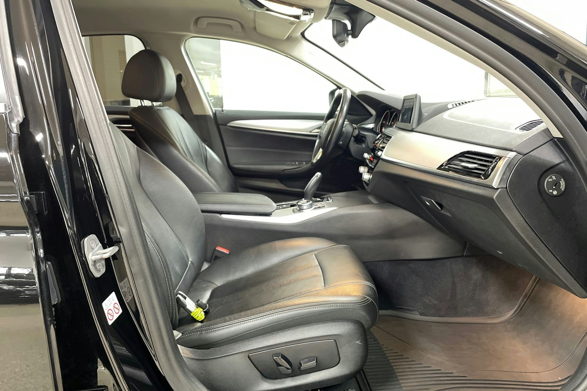 Musta BMW 520 2018 kuva 14.