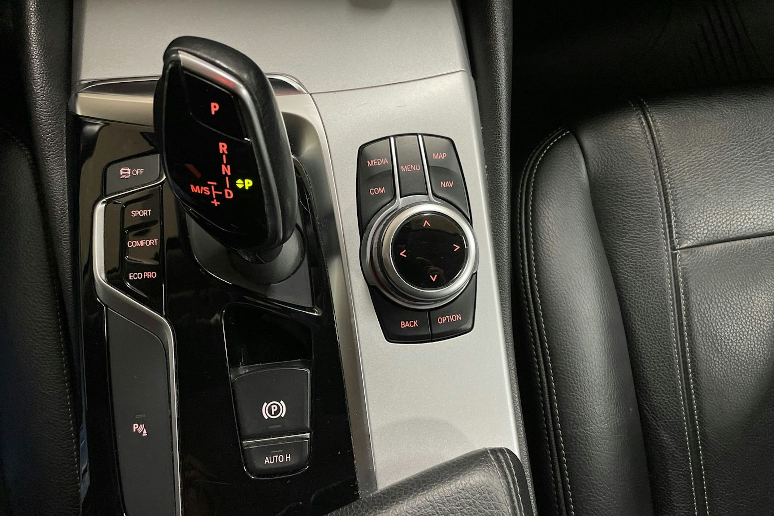 Musta BMW 520 2018 kuva 22.