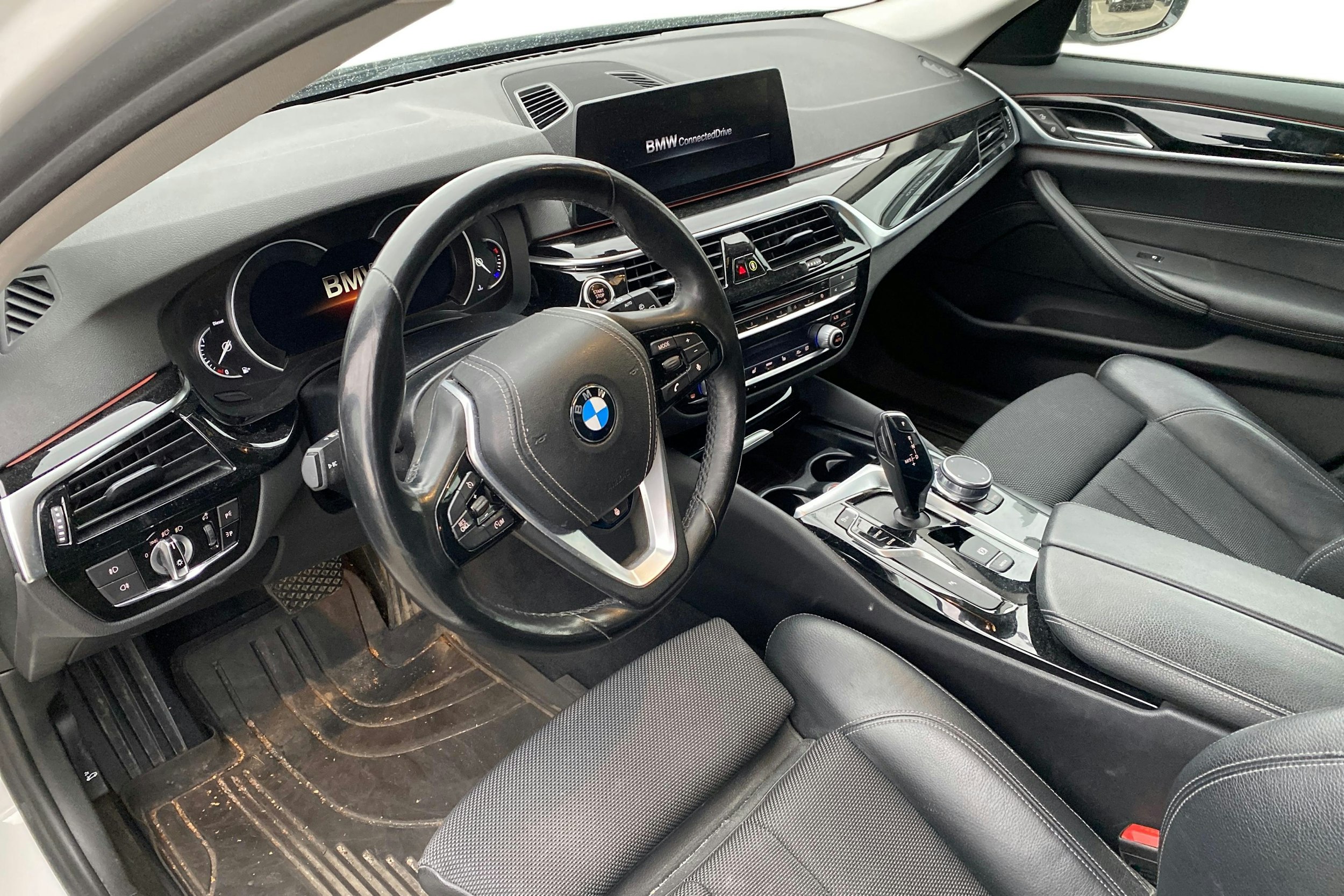 Valkoinen BMW 520 2018 kuva 3.
