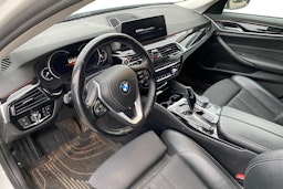 Valkoinen BMW 520 2018 kuva 3.