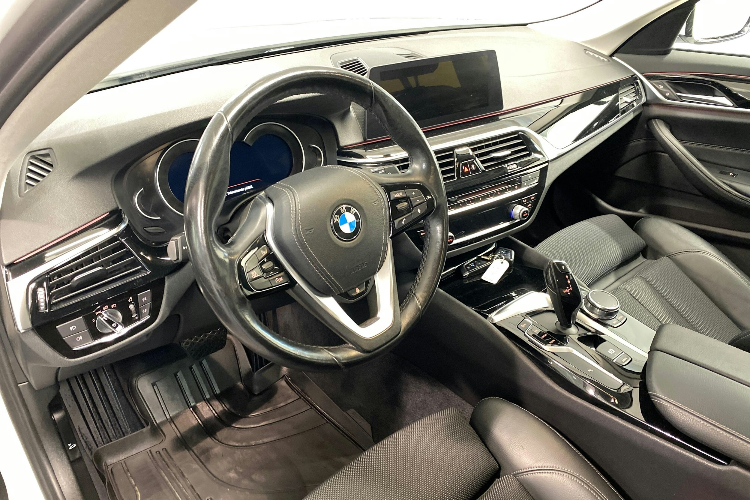 Valkoinen BMW 520 2018 kuva 7.