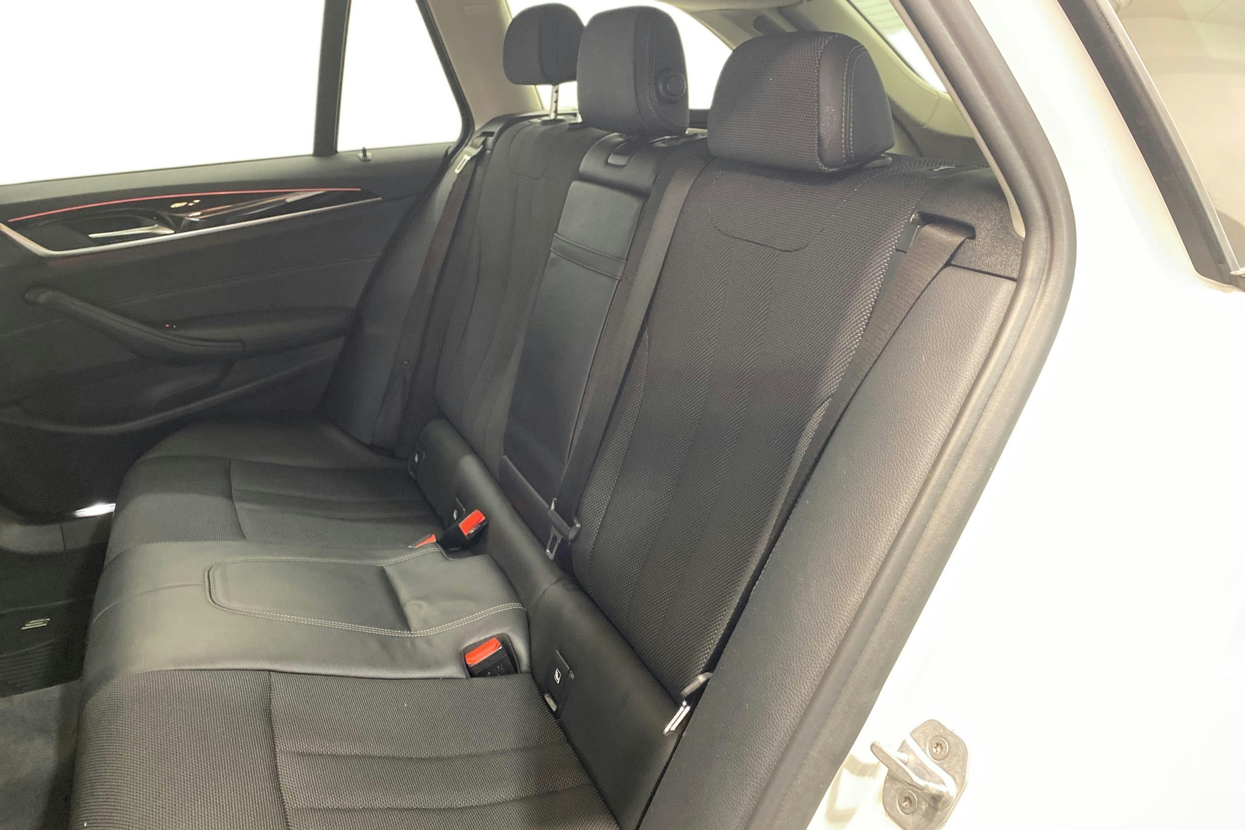 Valkoinen BMW 520 2018 kuva 10.