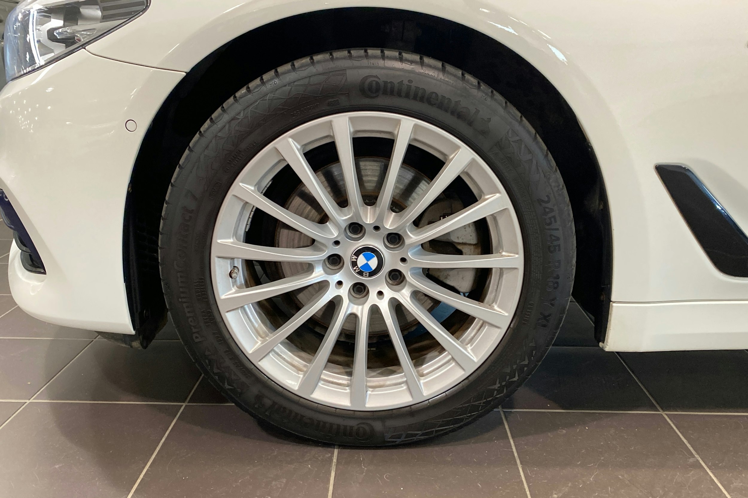 Valkoinen BMW 520 2018 kuva 11.