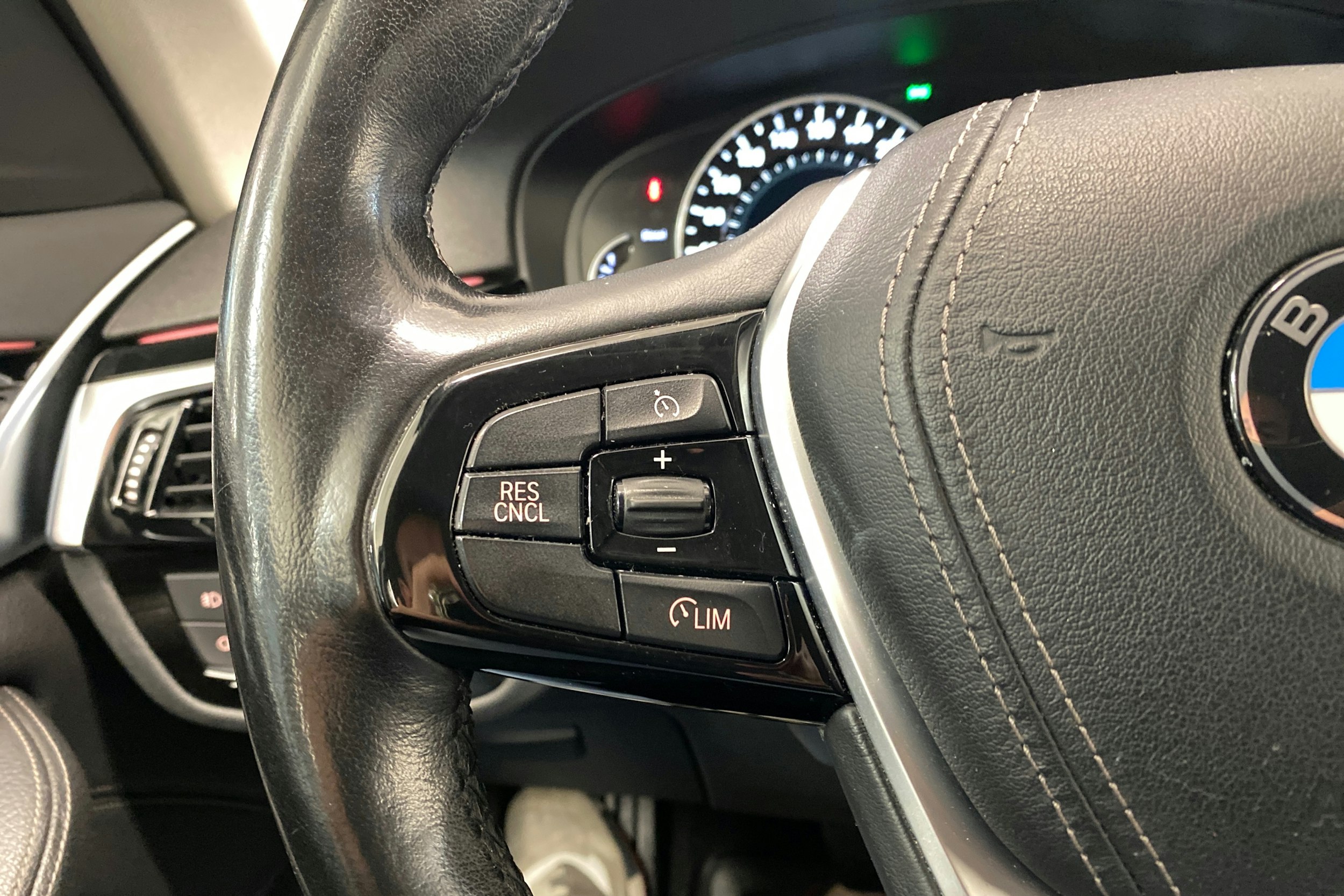 Valkoinen BMW 520 2018 kuva 14.
