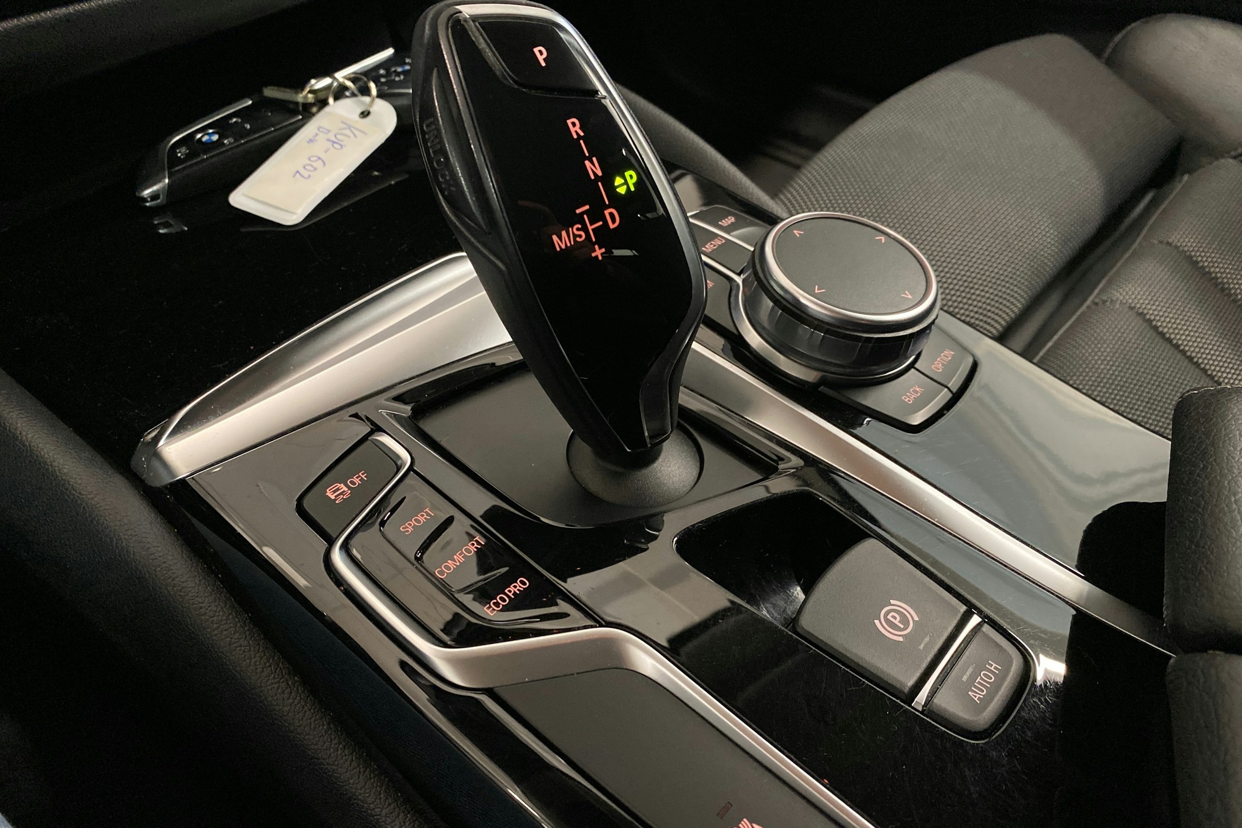 Valkoinen BMW 520 2018 kuva 17.