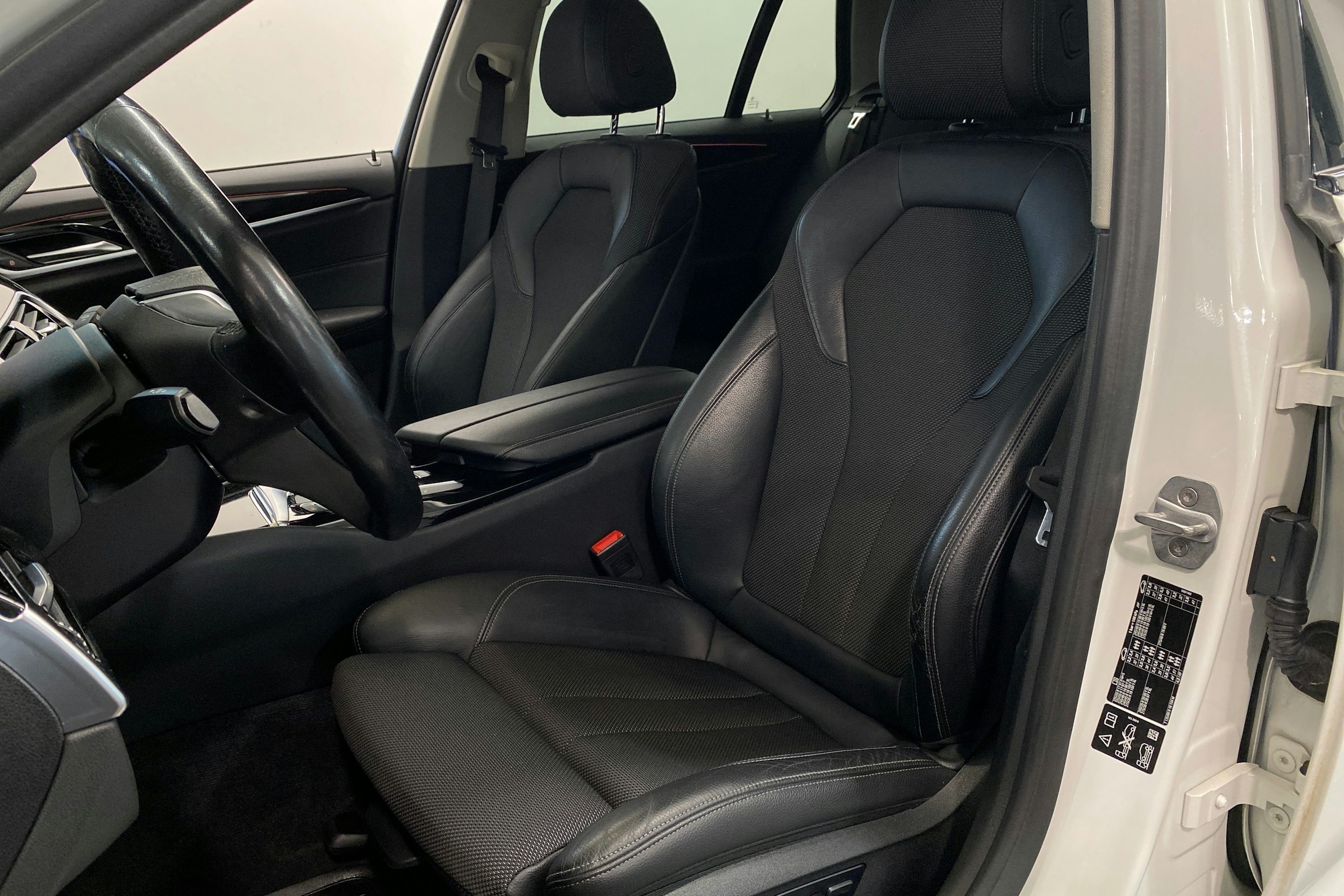 Valkoinen BMW 520 2018 kuva 19.