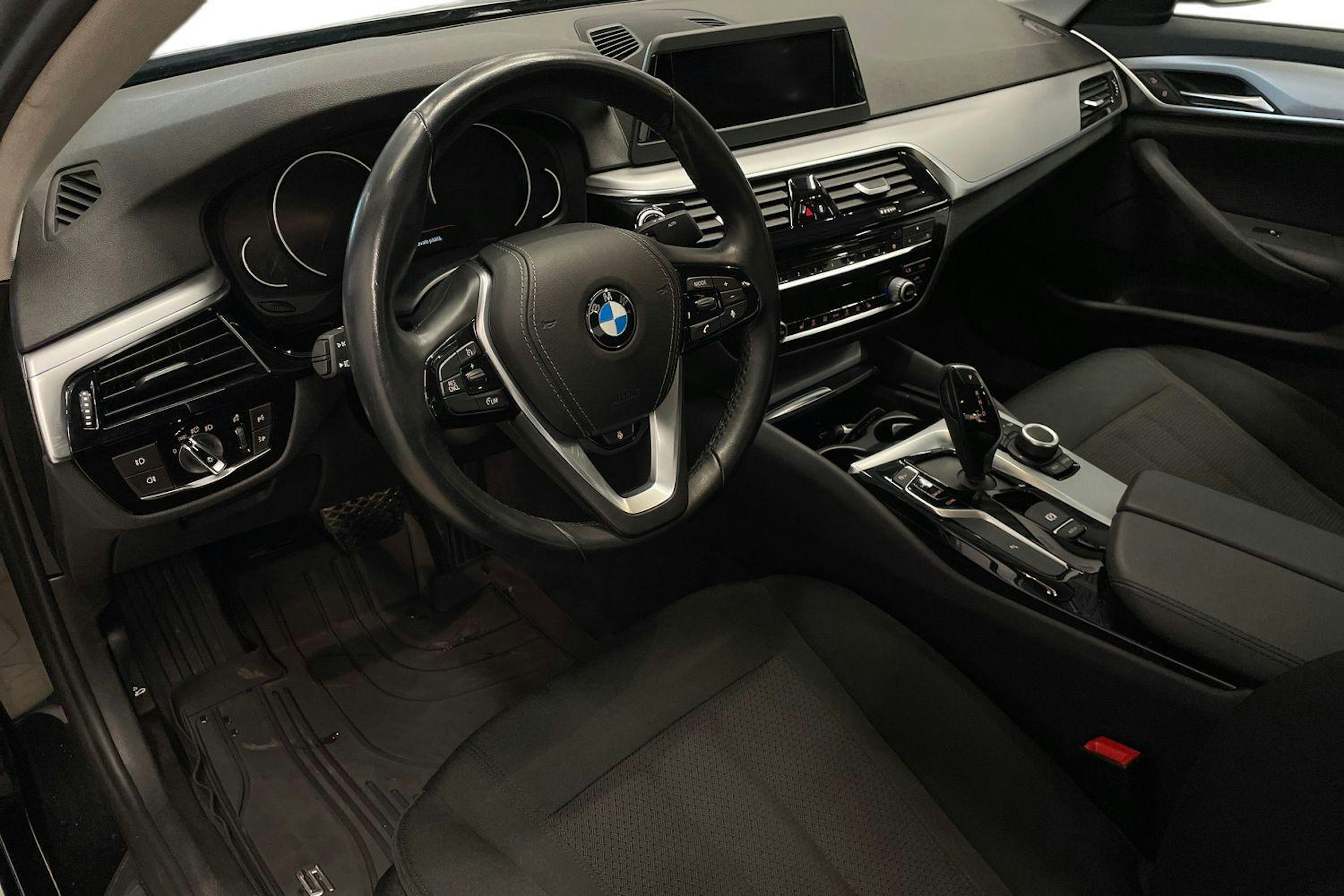 Musta BMW 520 2018 kuva 7.