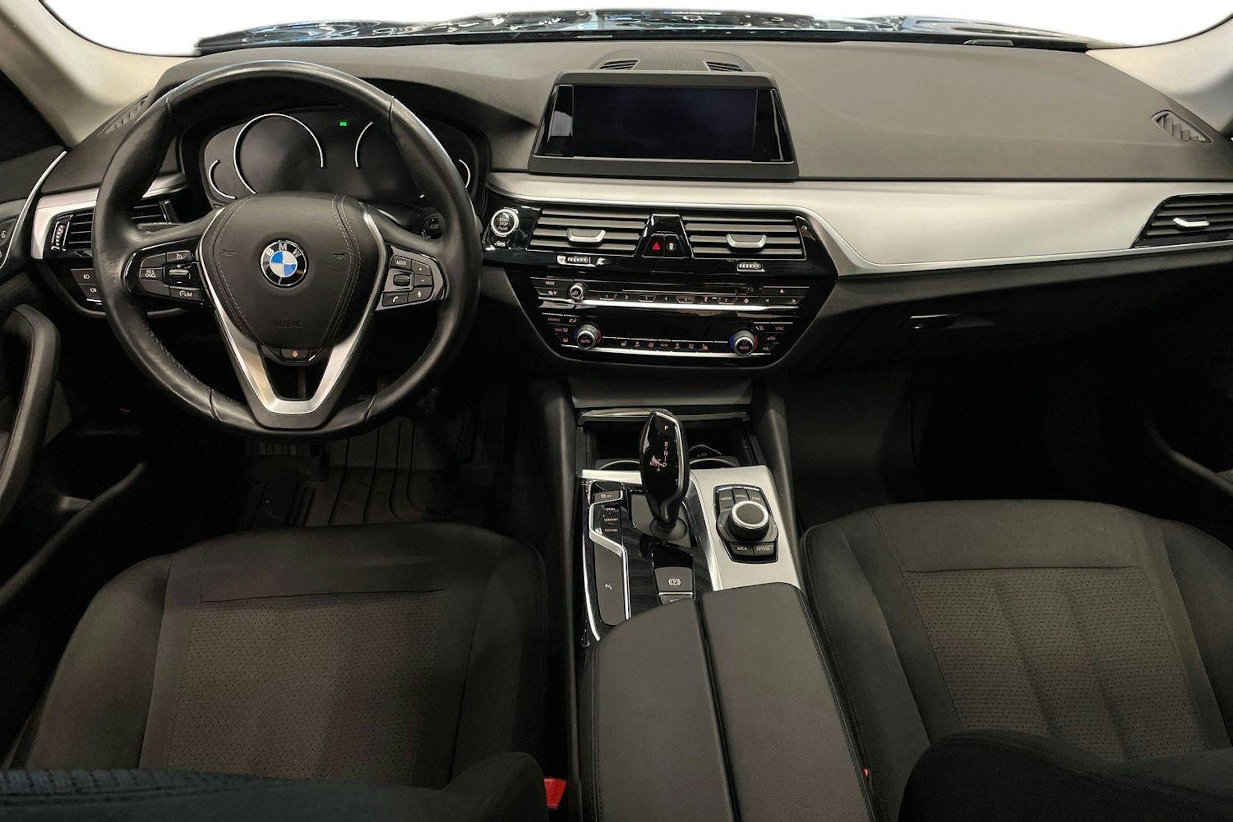 Musta BMW 520 2018 kuva 9.