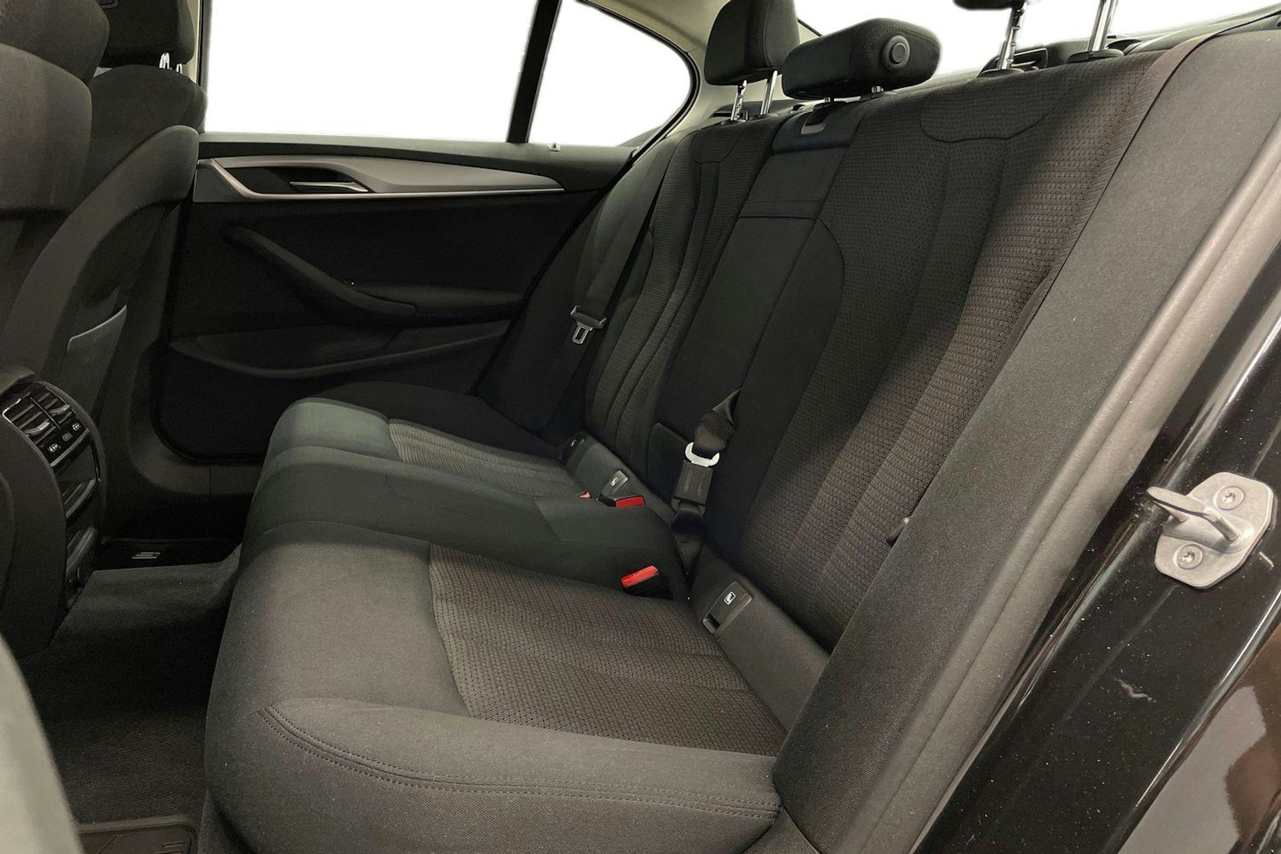 Musta BMW 520 2018 kuva 10.