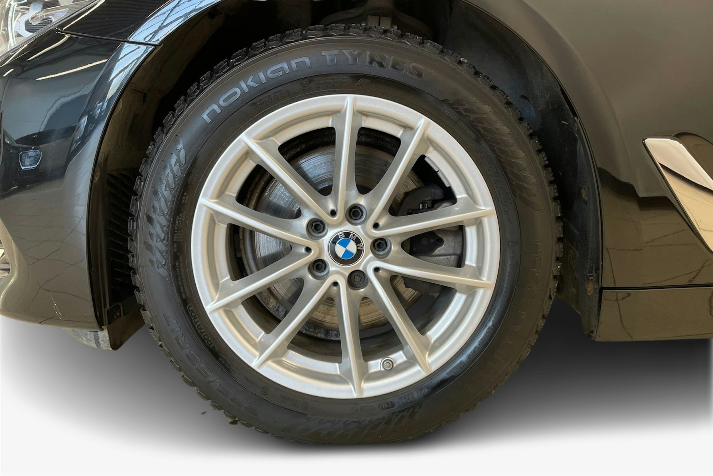 Musta BMW 520 2018 kuva 11.