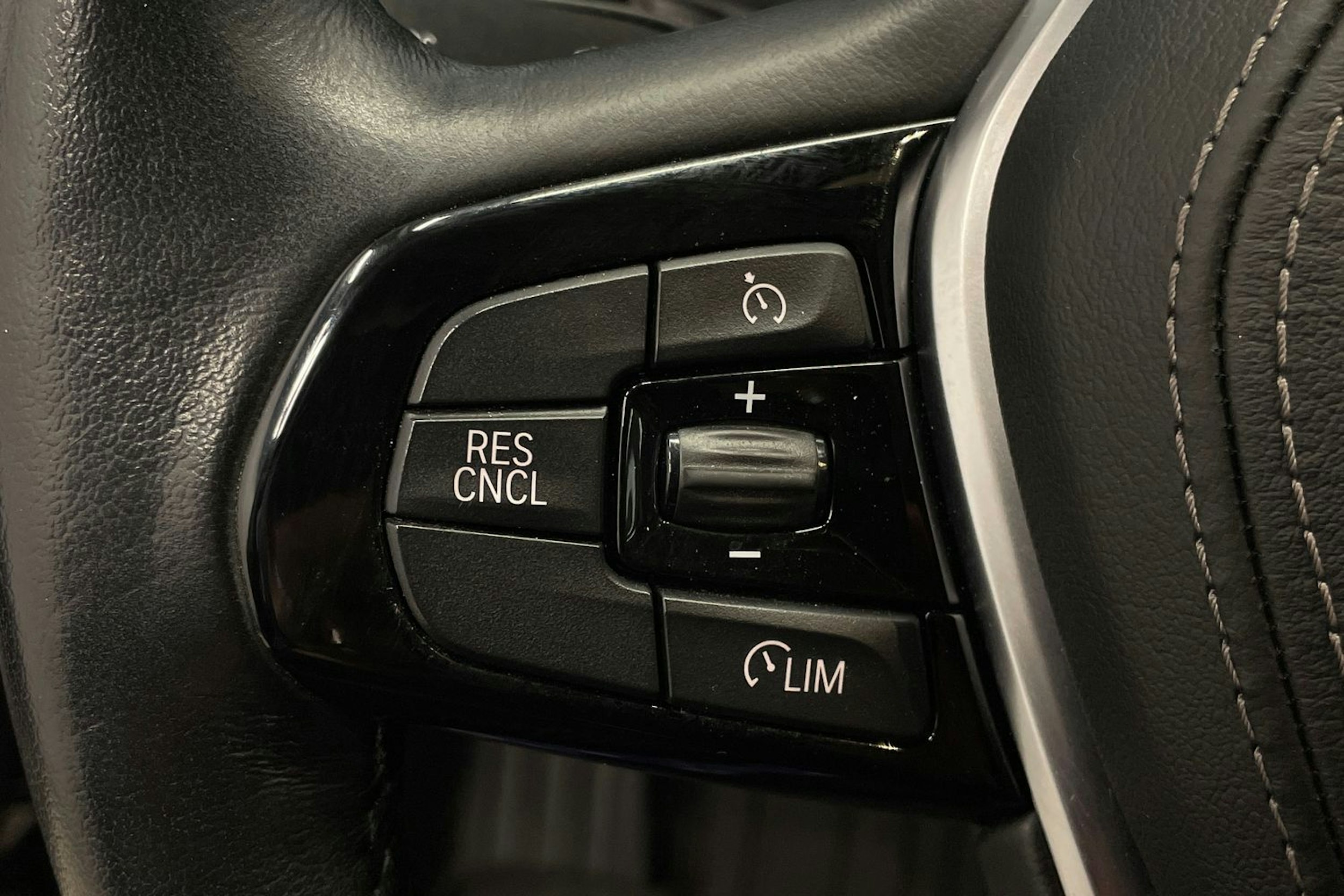 Musta BMW 520 2018 kuva 17.