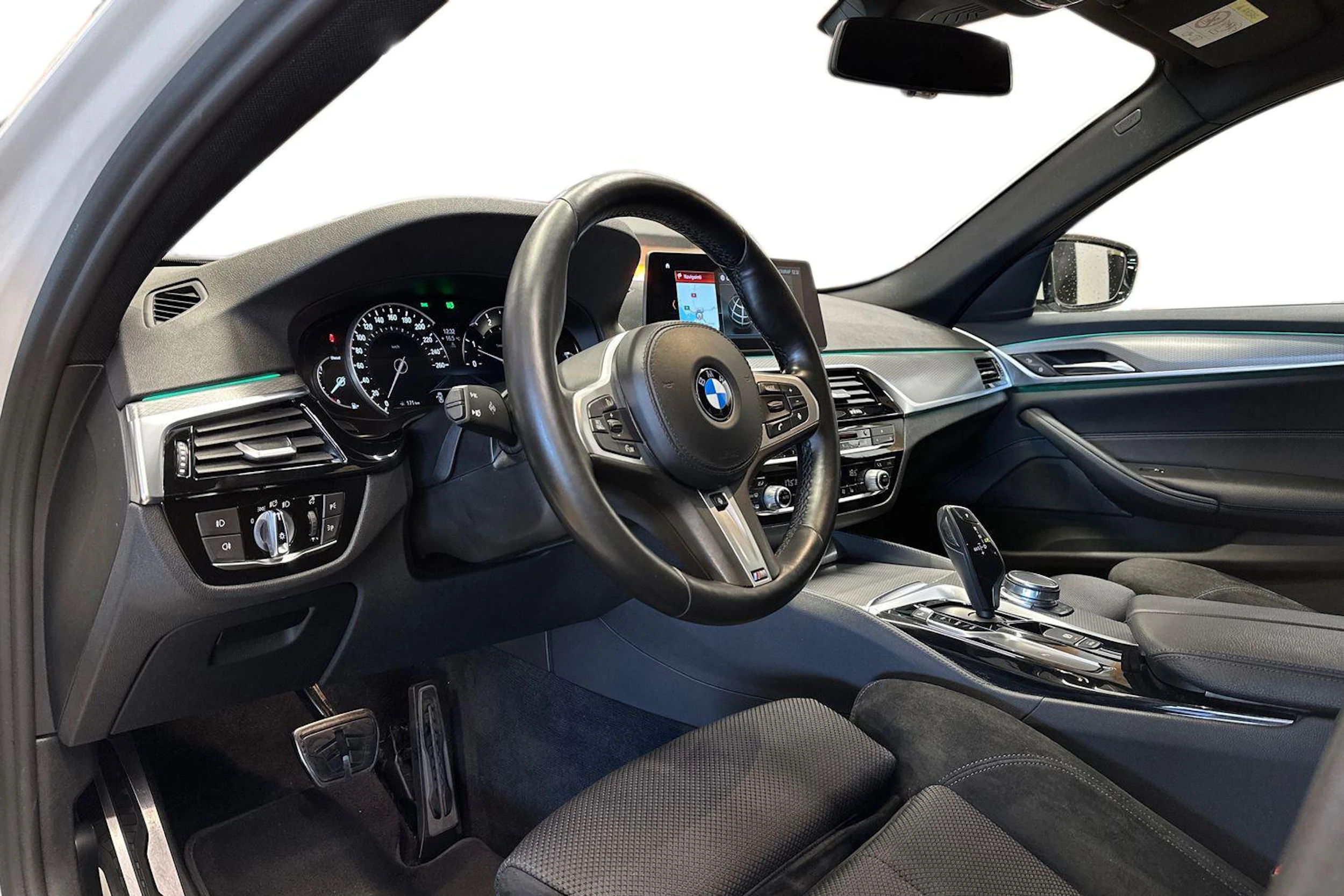 valkoinen BMW 520 2018 kuva 6.
