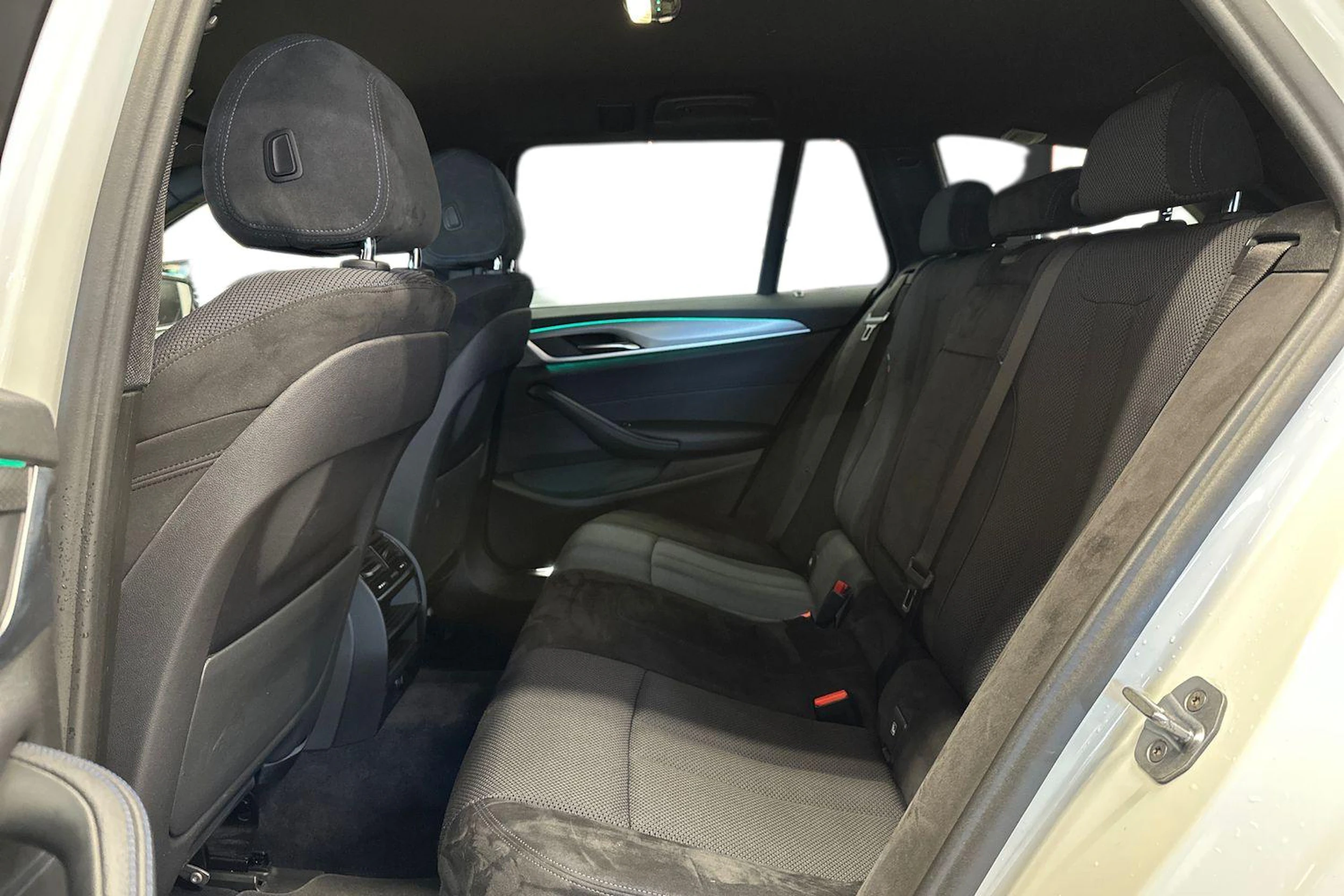 valkoinen BMW 520 2018 kuva 8.