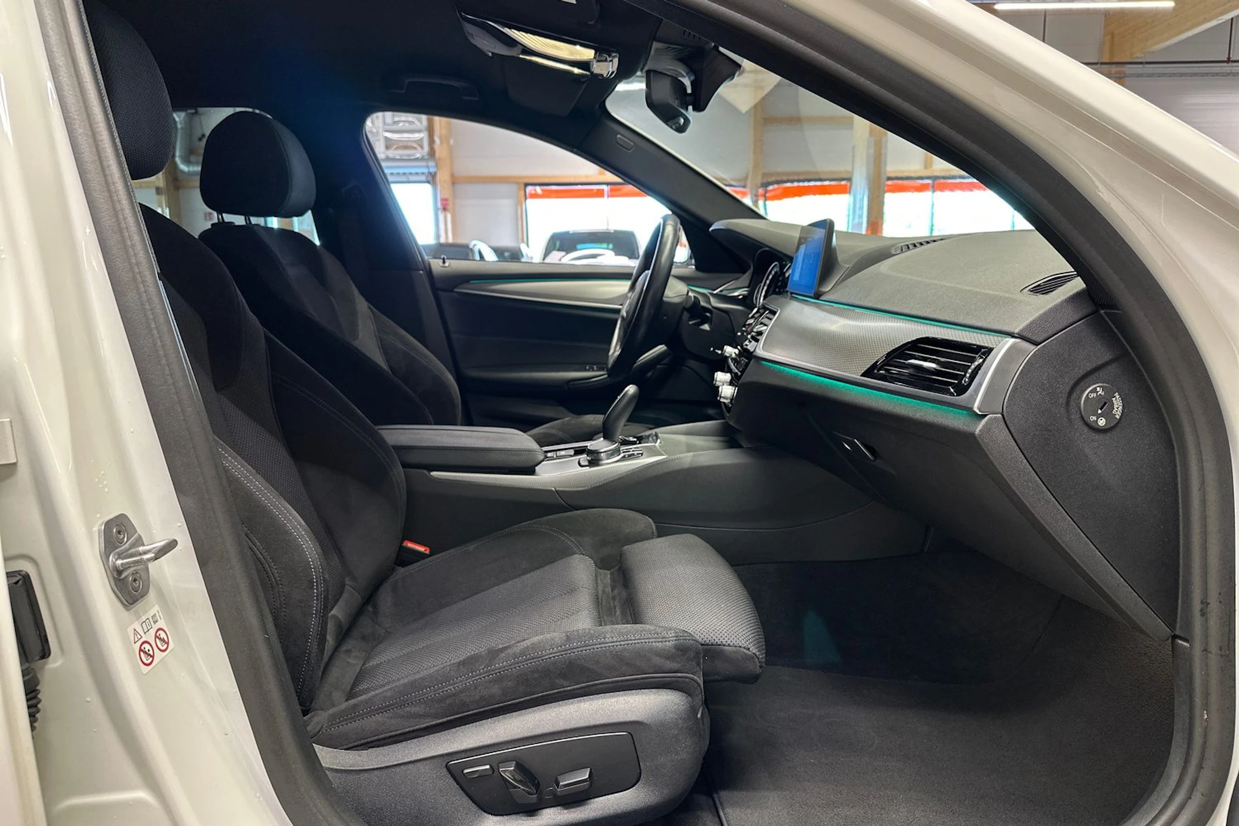 valkoinen BMW 520 2018 kuva 11.