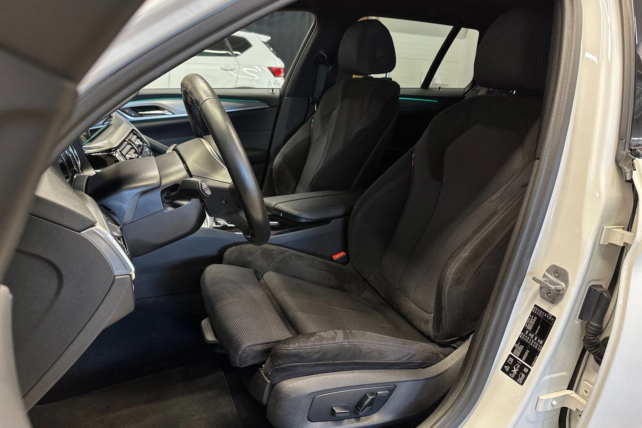 valkoinen BMW 520 2018 kuva 13.