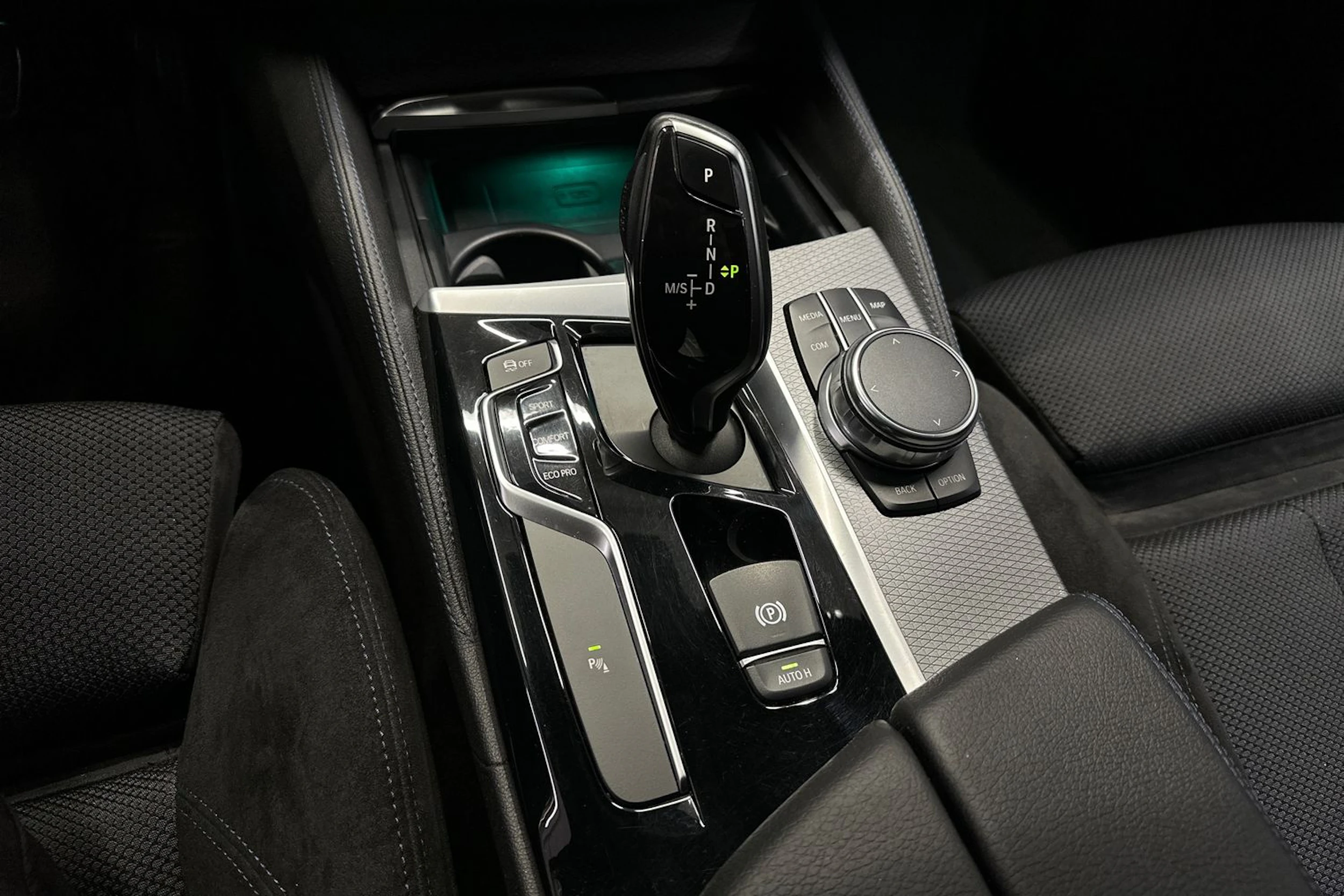 valkoinen BMW 520 2018 kuva 19.