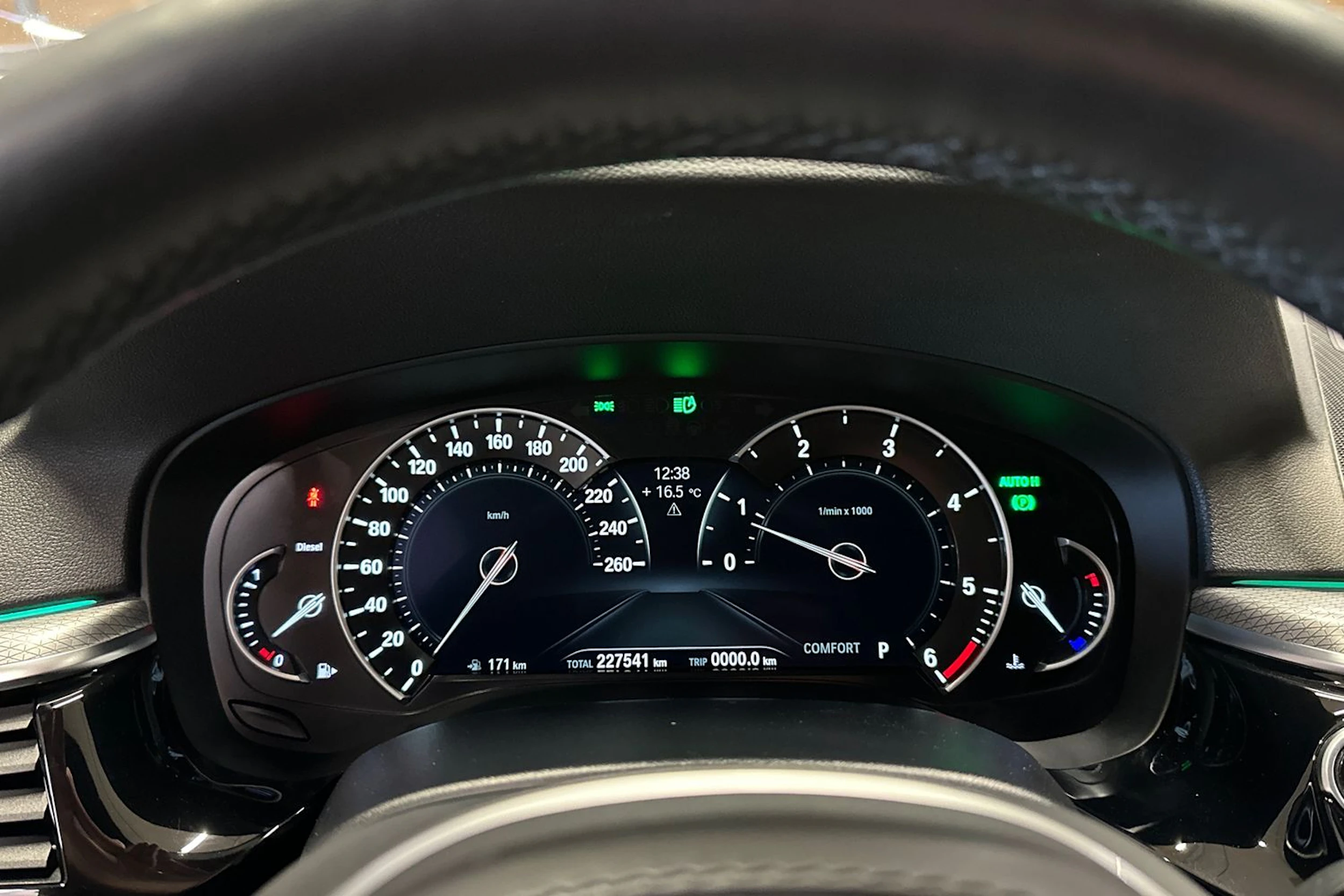 valkoinen BMW 520 2018 kuva 20.