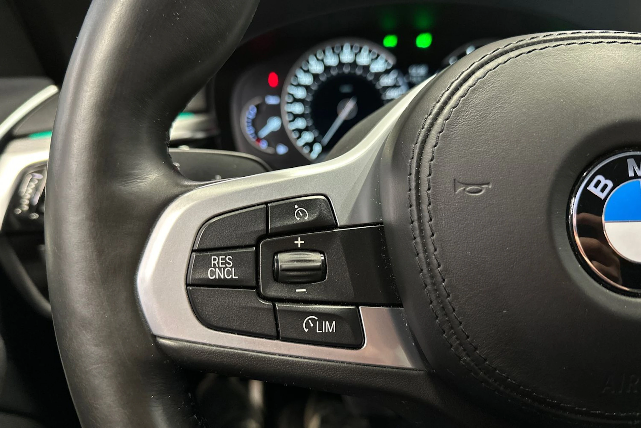 valkoinen BMW 520 2018 kuva 21.