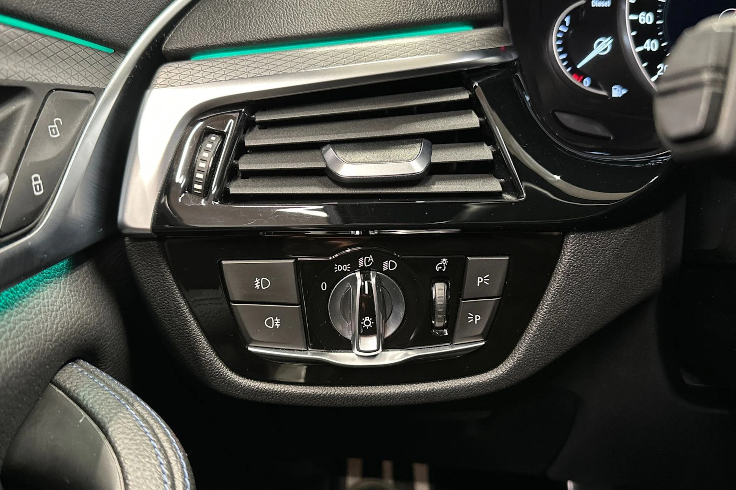 valkoinen BMW 520 2018 kuva 24.
